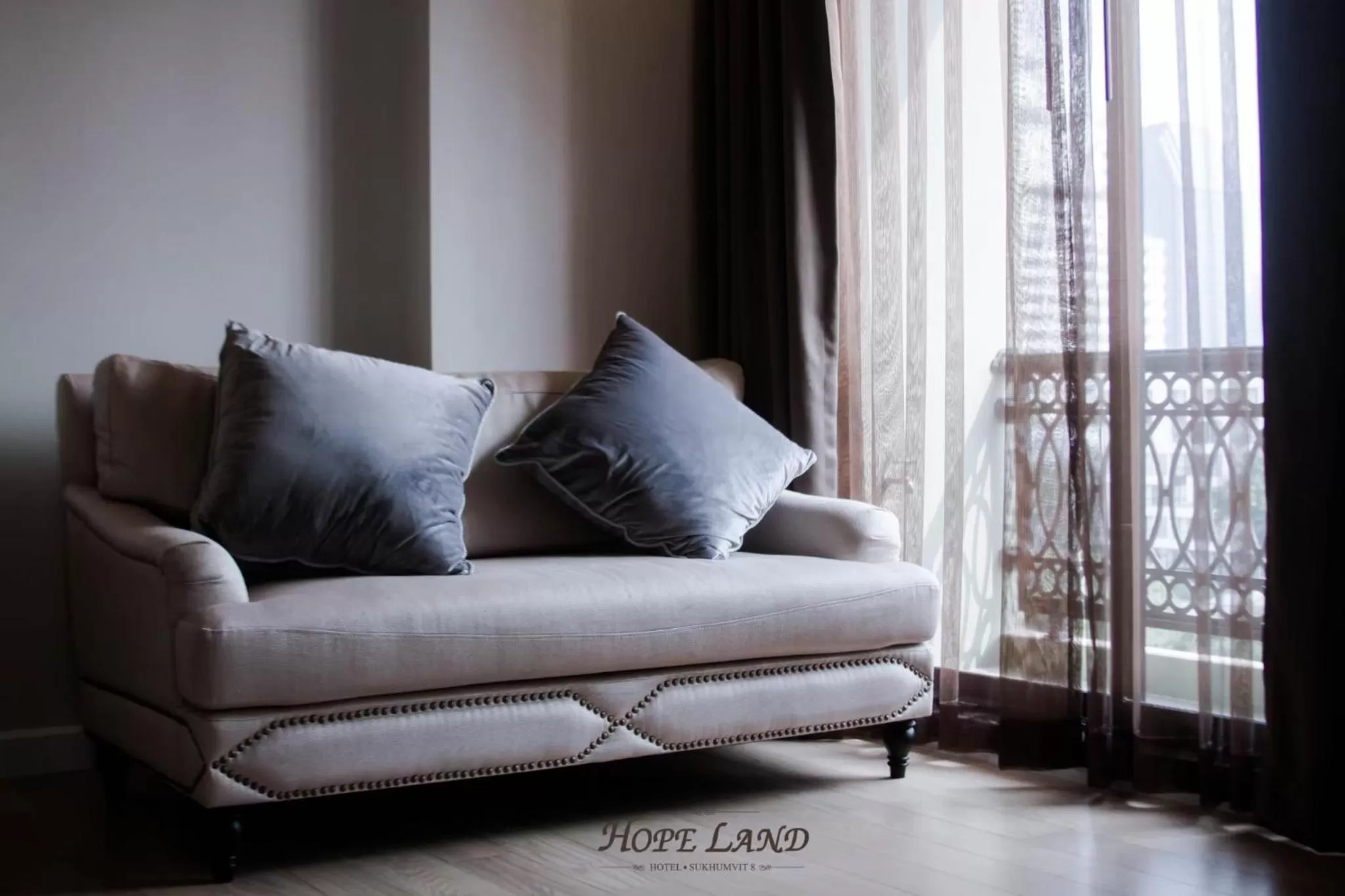 Living room in Hope Land Hotel Sukhumvit 8