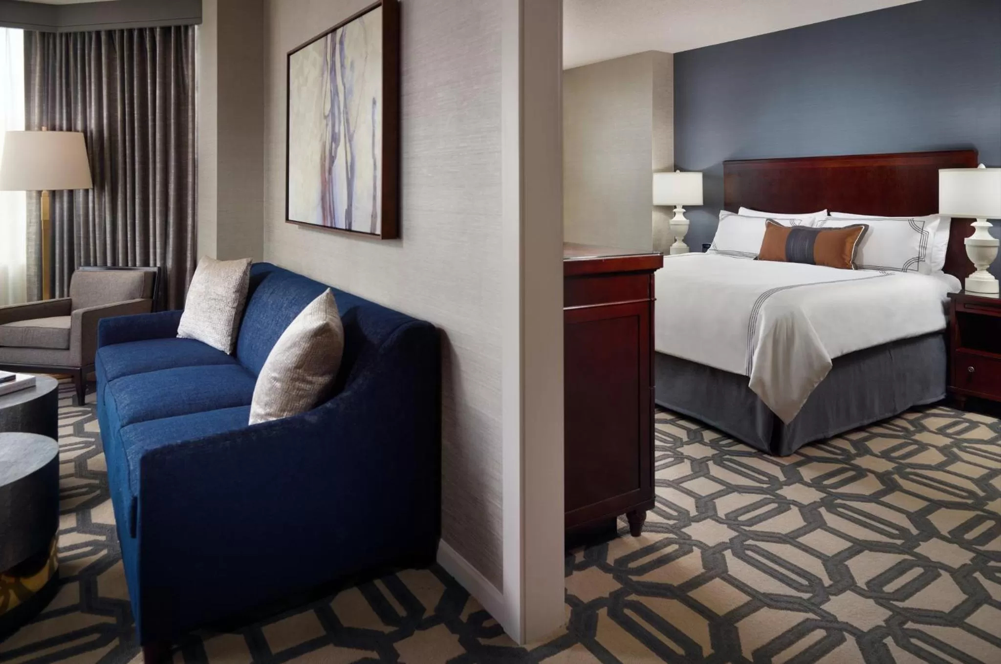 Photo of the whole room, Bed in Omni Richmond Hotel