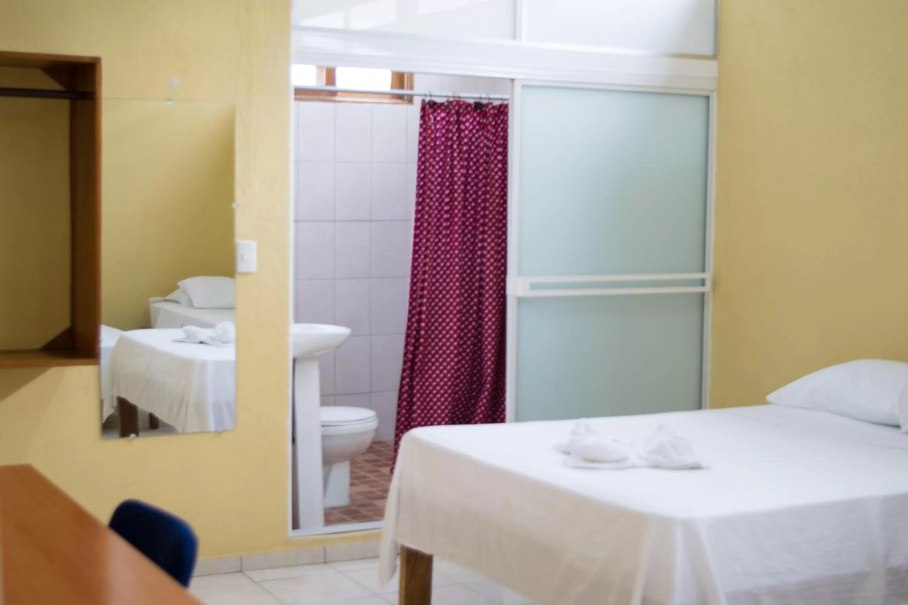 Bathroom, Bed in Hotel Valerie