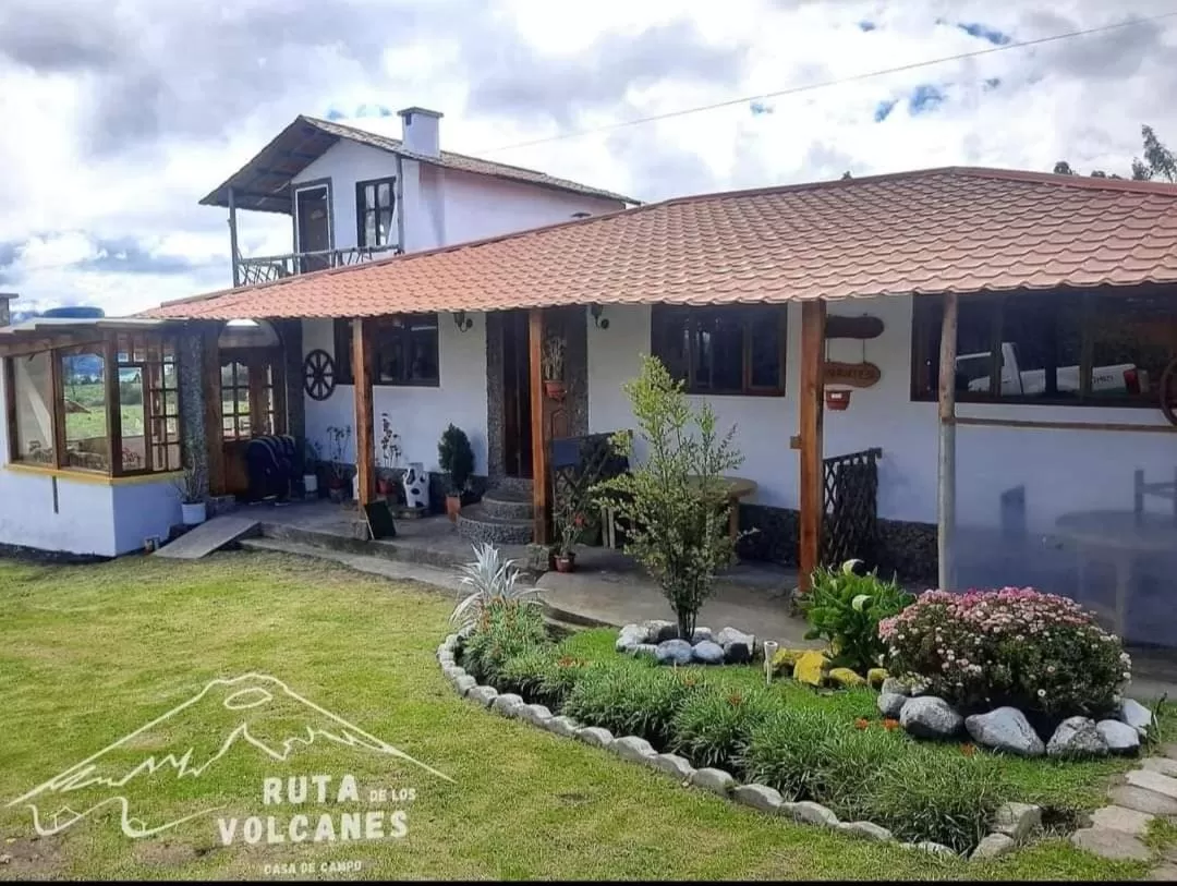 Facade/entrance, Property Building in Ruta de los volcanes "Casa de campo"