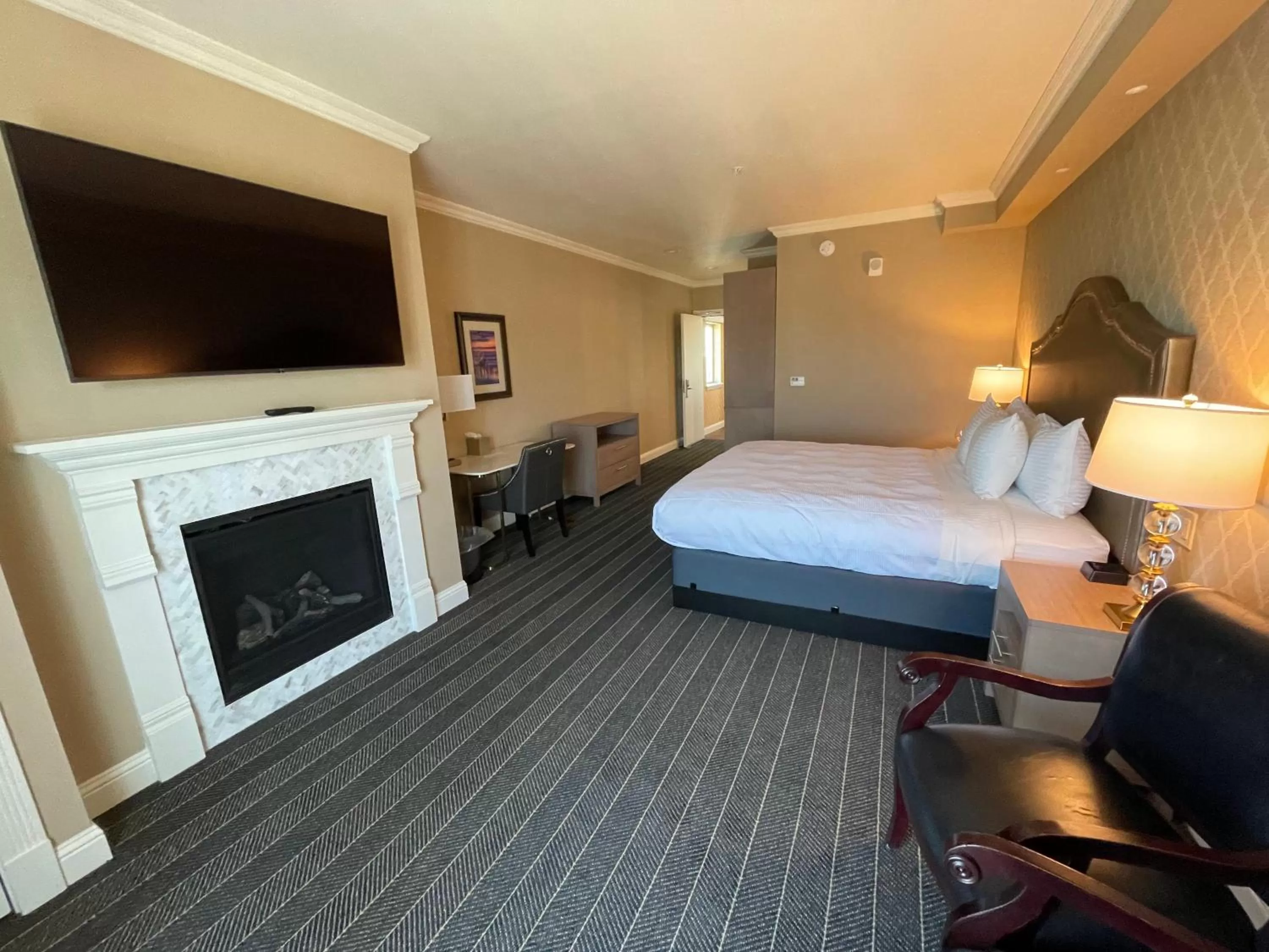 Photo of the whole room, Bed in Majestic Inn and Spa