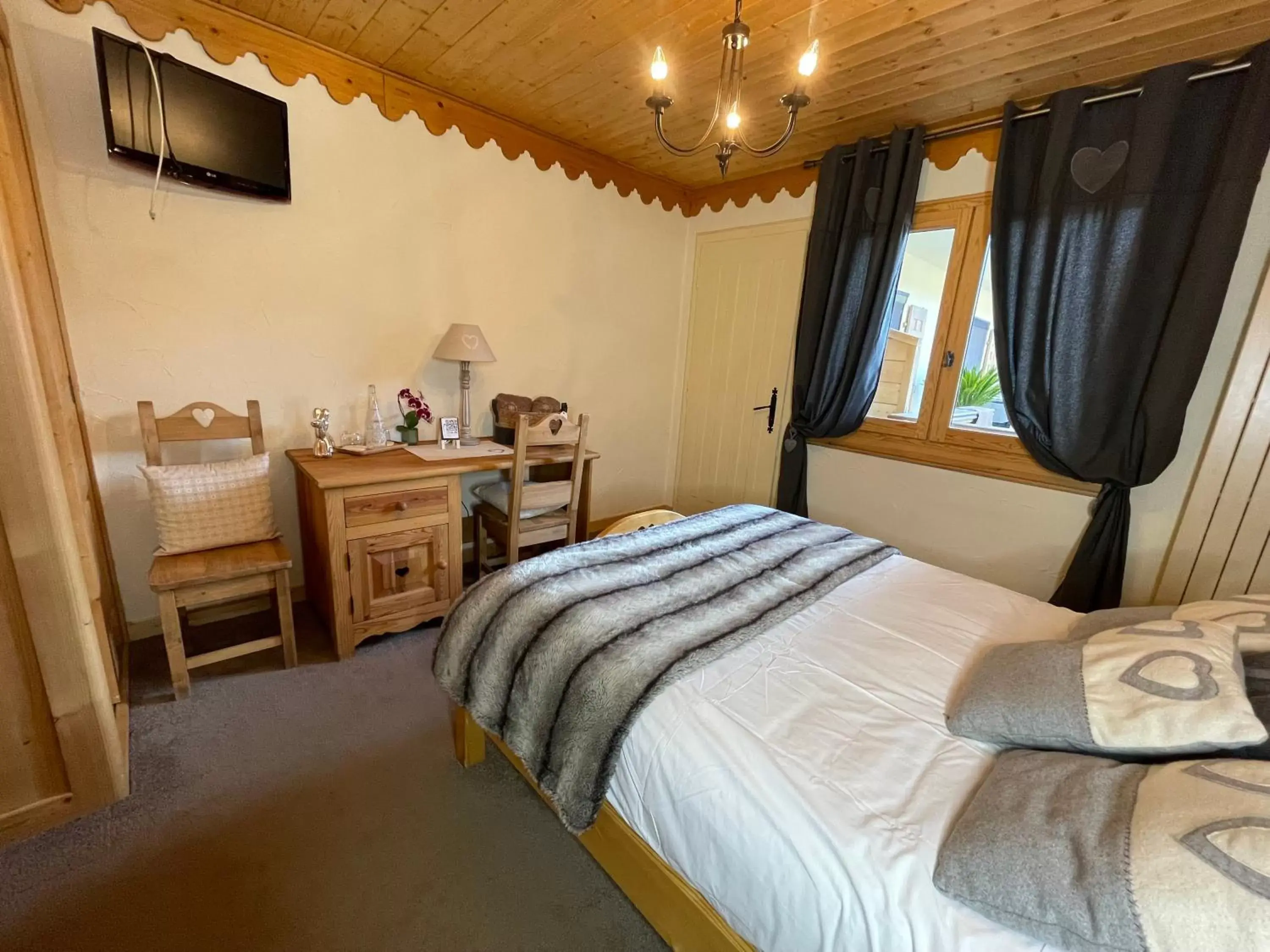 Double Room with Bath in Hôtel Les Glaciers Double Room with Bath in Hôtel Les Glaciers