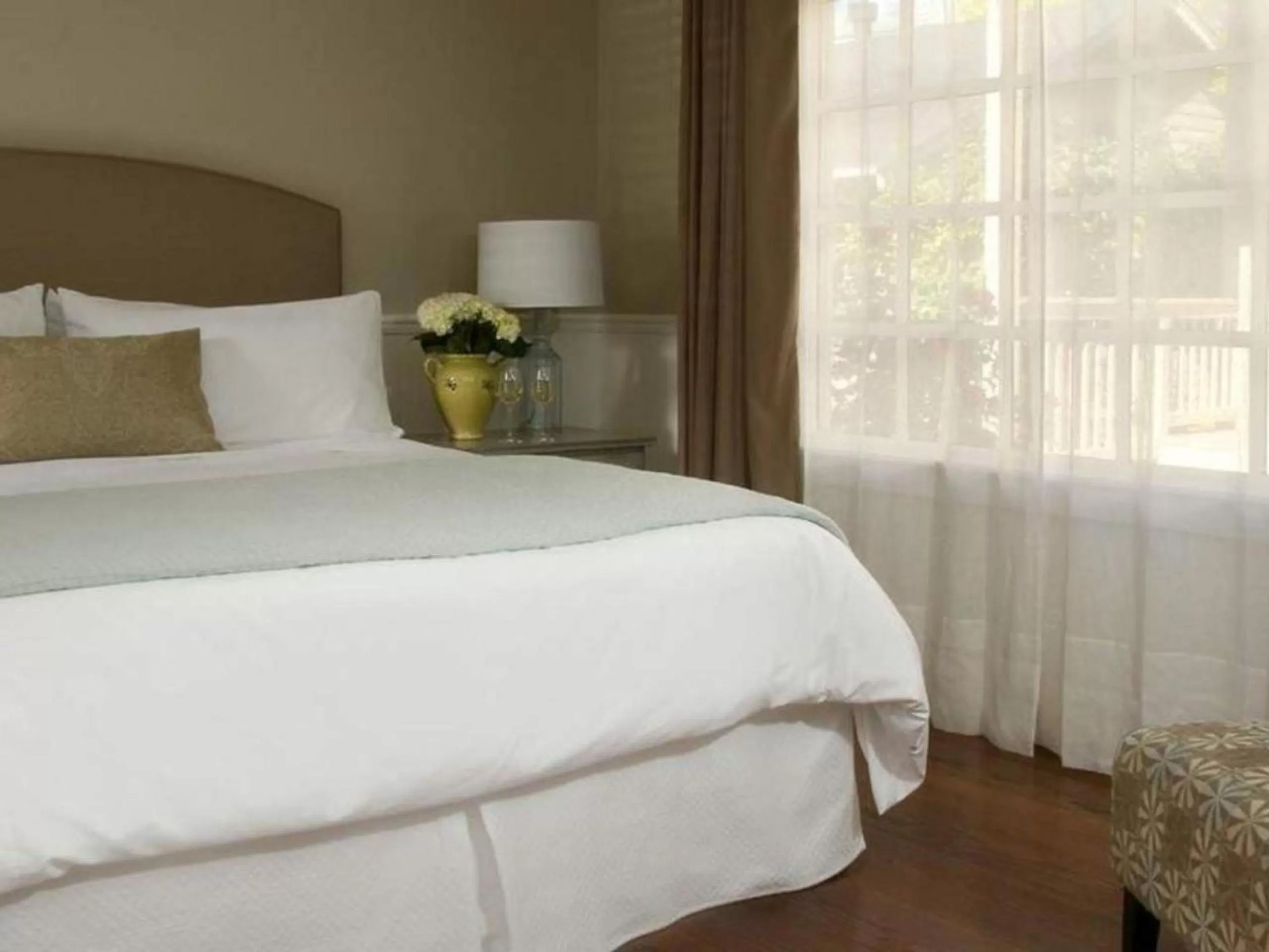 Other, Bed in Inn on Randolph