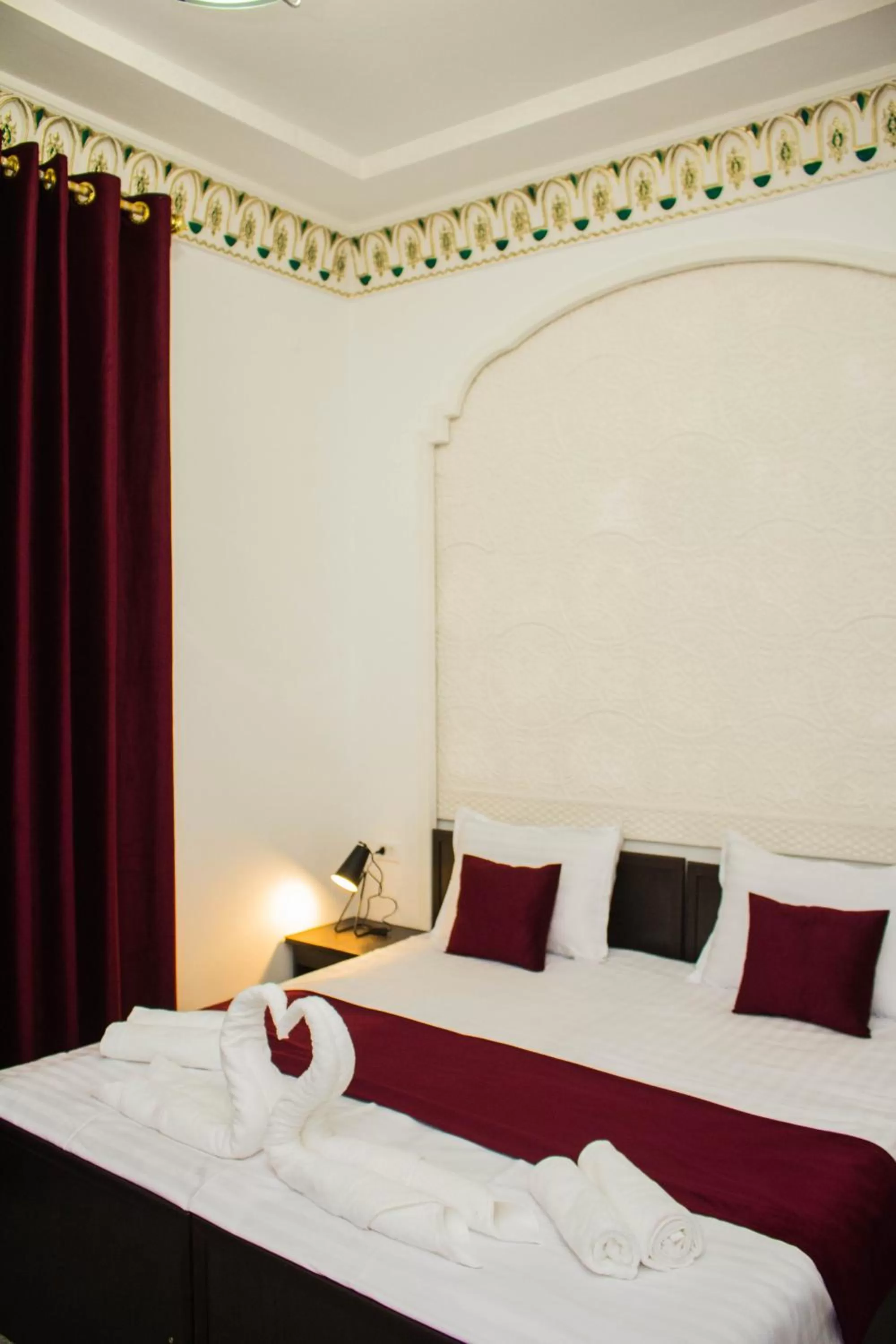 Photo of the whole room, Bed in Jahangir Boutique Bukhara