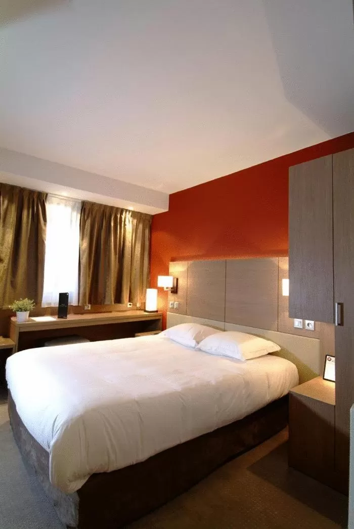 Photo of the whole room, Bed in The Originals Boutique, Hôtel Marytel, Montbrison