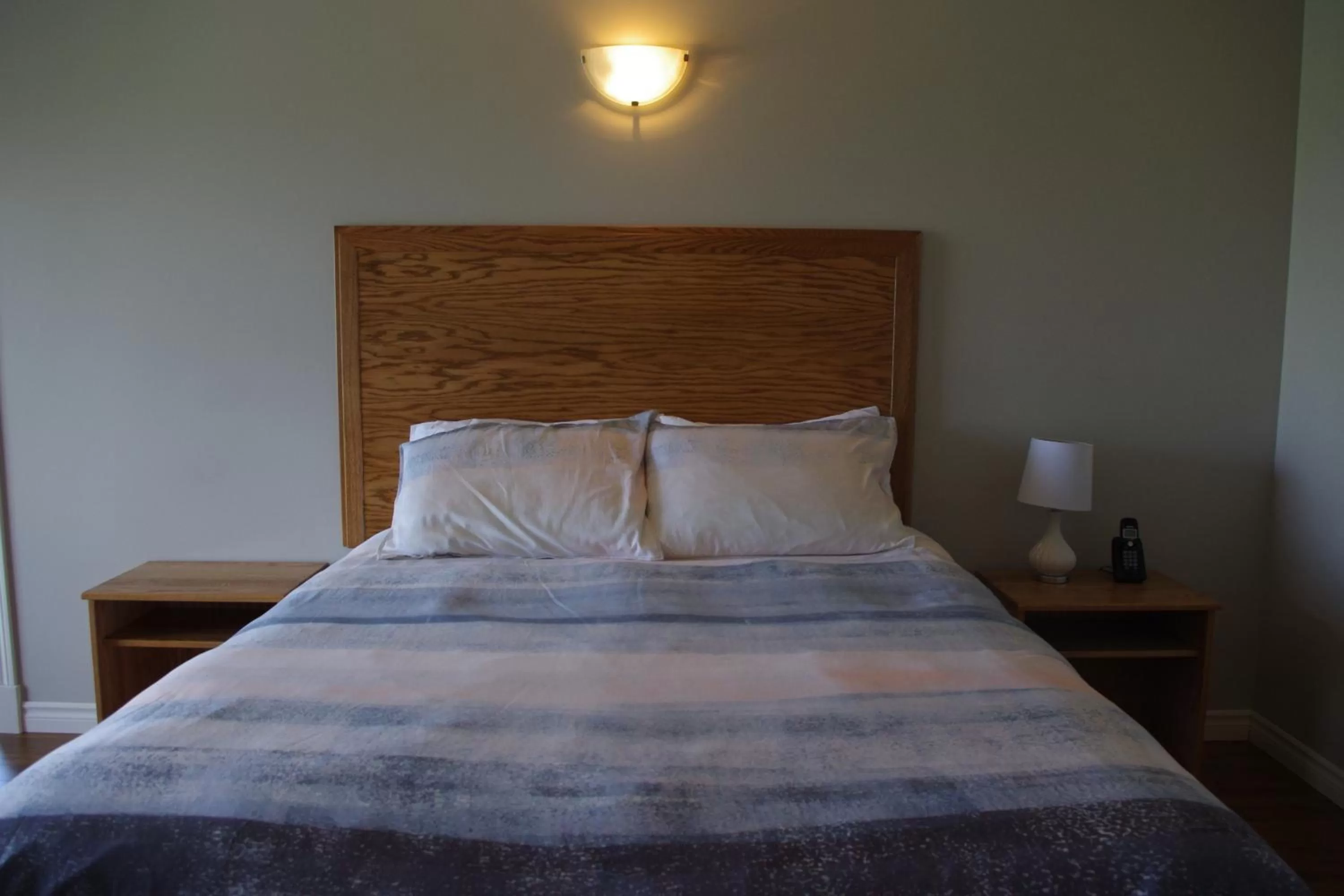 Photo of the whole room, Bed in Motel des Mariniers