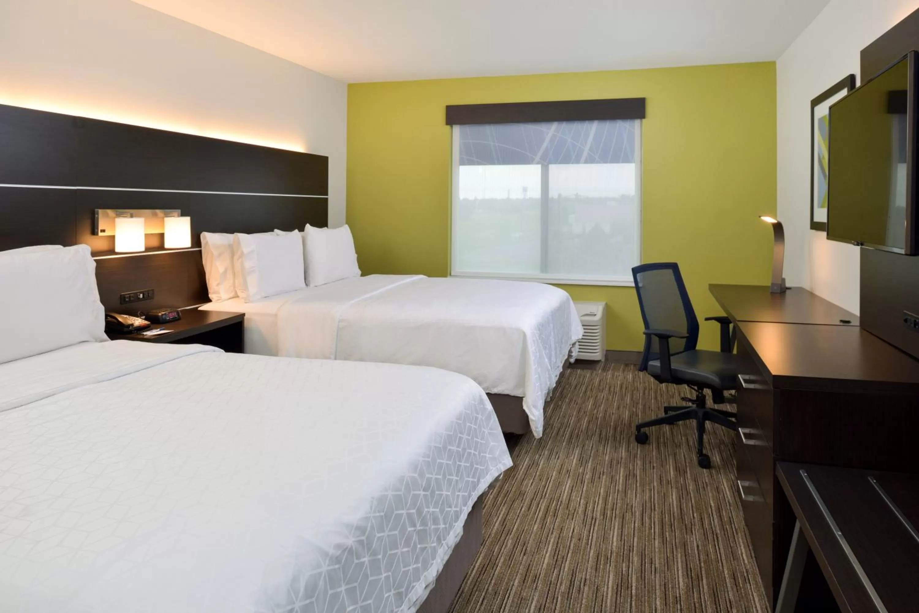 Photo of the whole room, Bed in Holiday Inn Express & Suites Pueblo by IHG