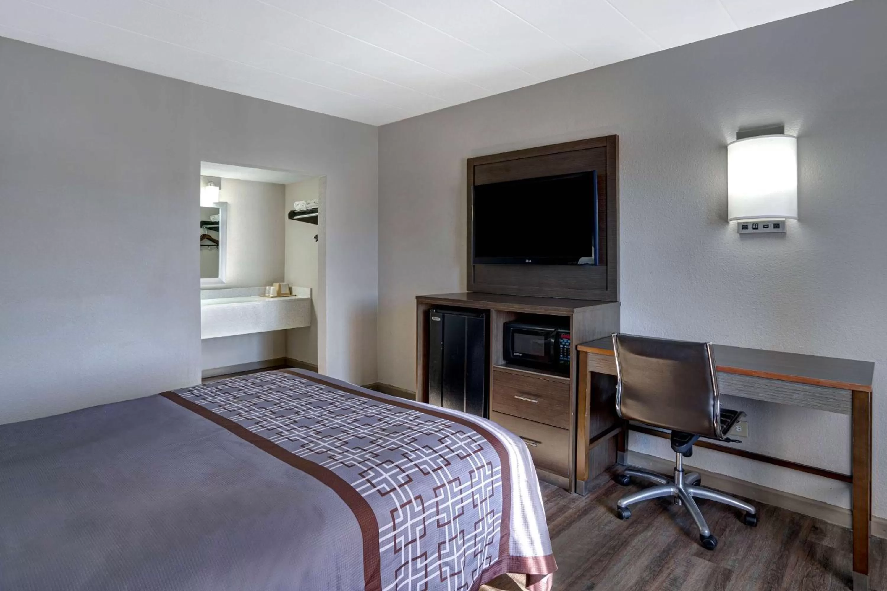 Photo of the whole room, Bed in Motel 6 Burlington