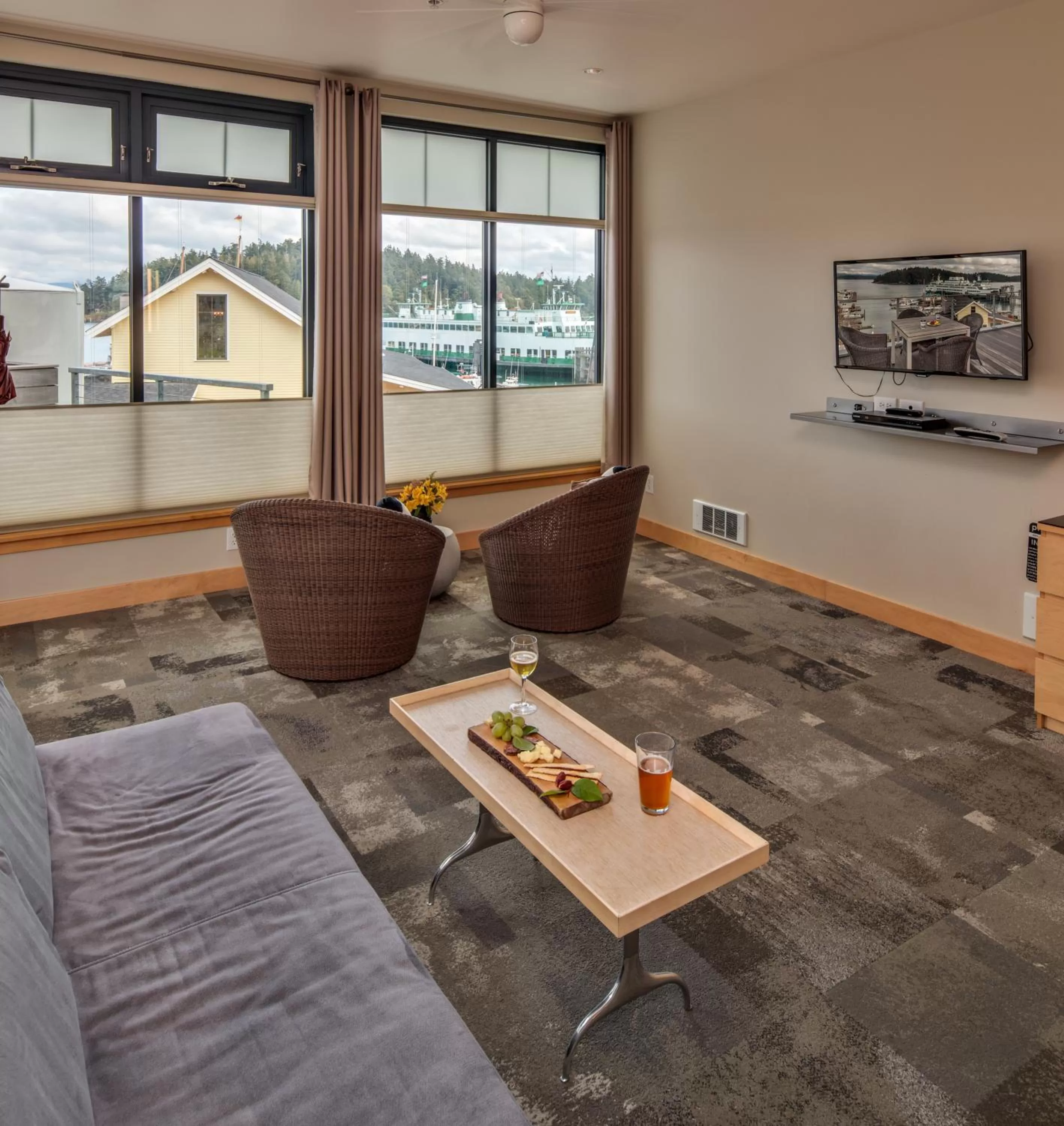 TV and multimedia in Island Inn at 123 West