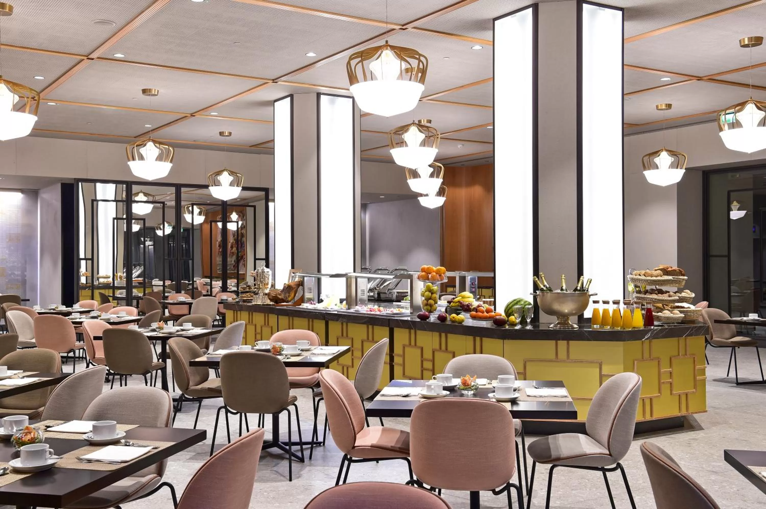 Restaurant/places to eat in Porto Palácio Hotel by The Editory