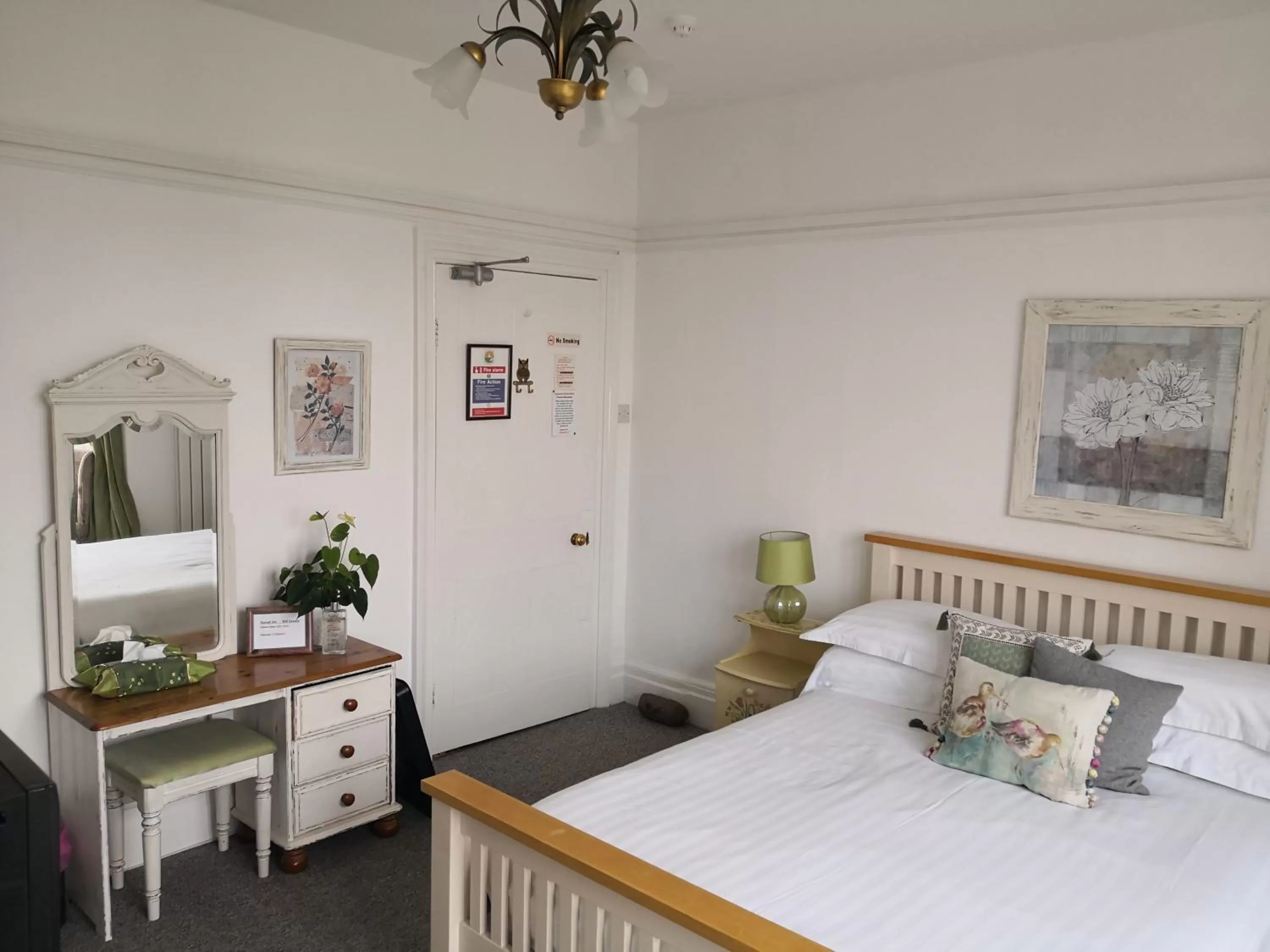 Bedroom, Bed in Sunset Guest House