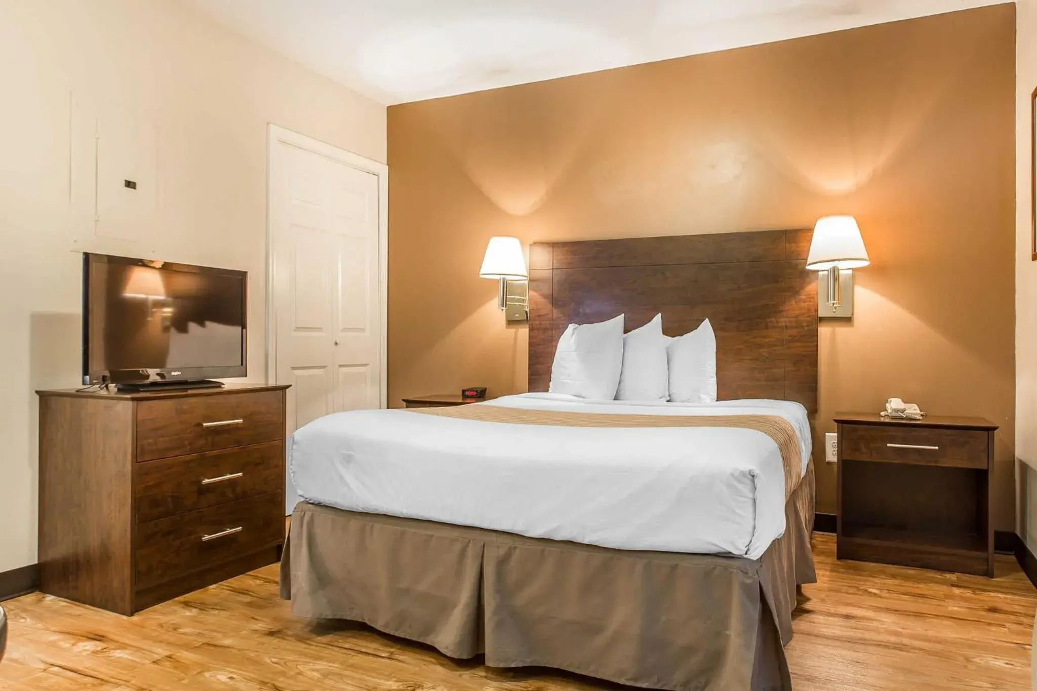 Efficiency Queen Room - Accessible/Non-Smoking in Suburban Studios near University of North Carolina-Charlotte Efficiency Queen Room - Accessible/Non-Smoking in Suburban Studios near University of North Carolina-Charlotte