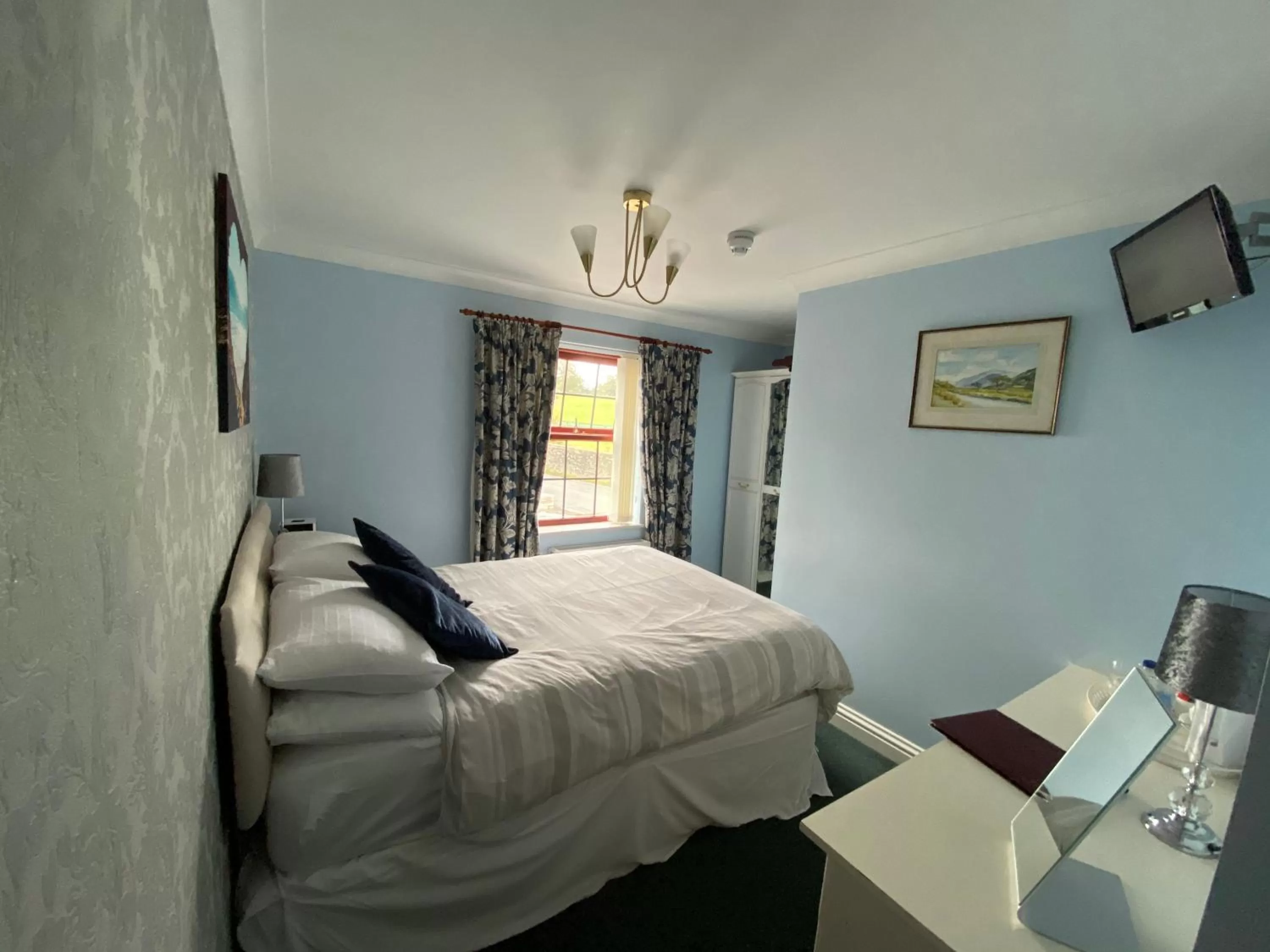 Bedroom, Bed in Flambards Hotel