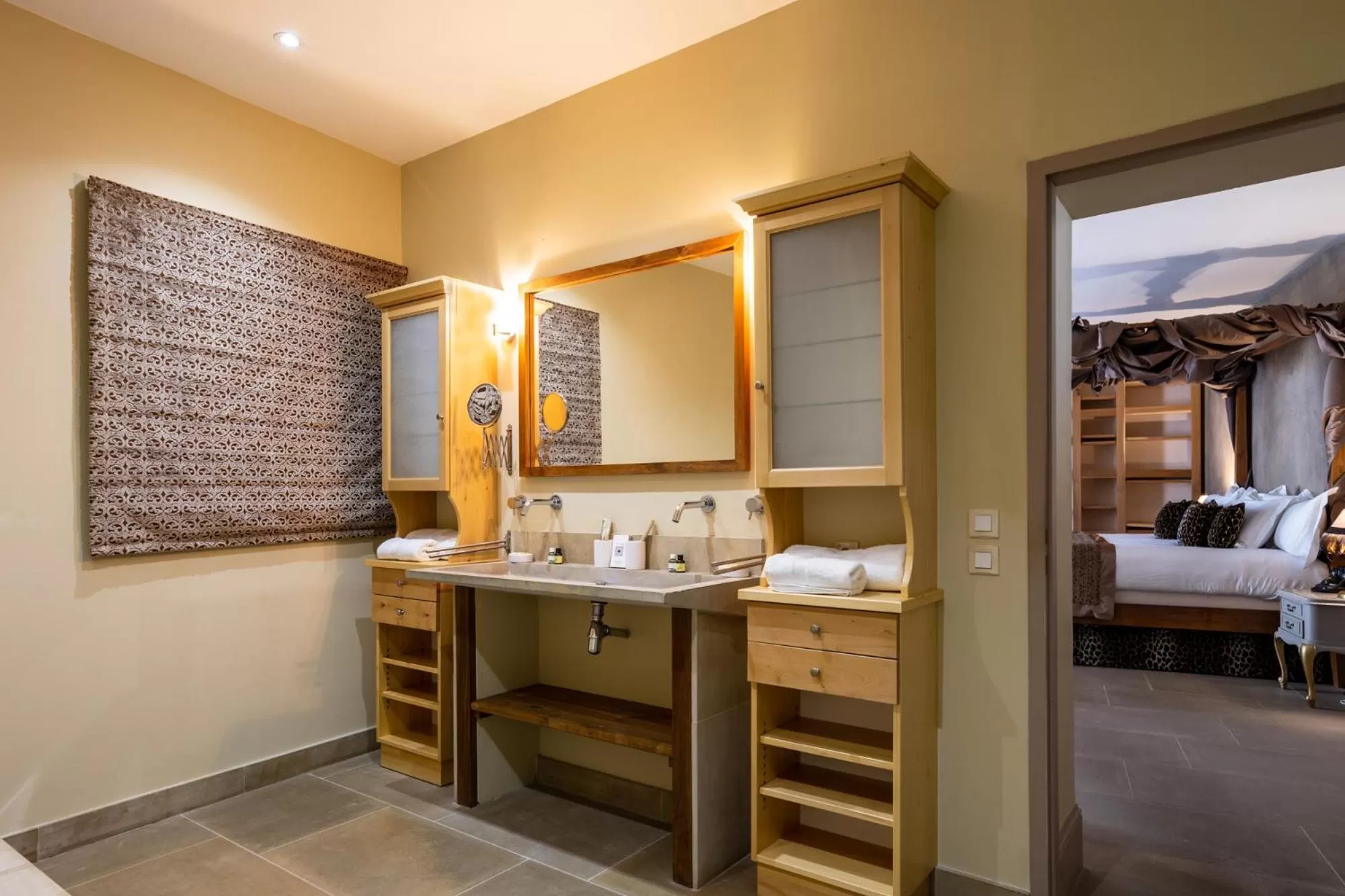 Bathroom, Bed in Le Clos Violette et Le 11 D'Aglaé - Hôtel de Charme Design de Luxe