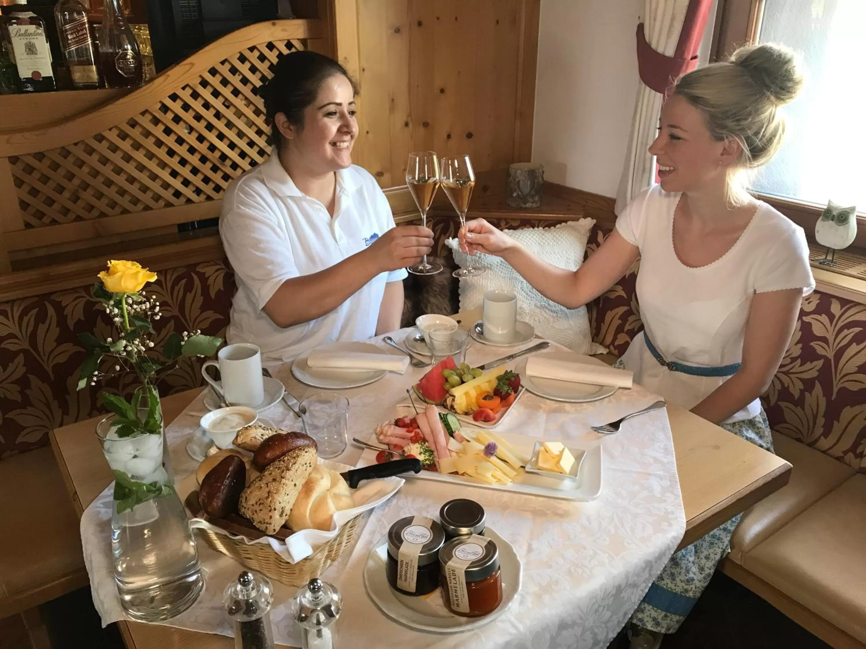 Breakfast in Hotel und Alpen Apartments - Bürglhöh