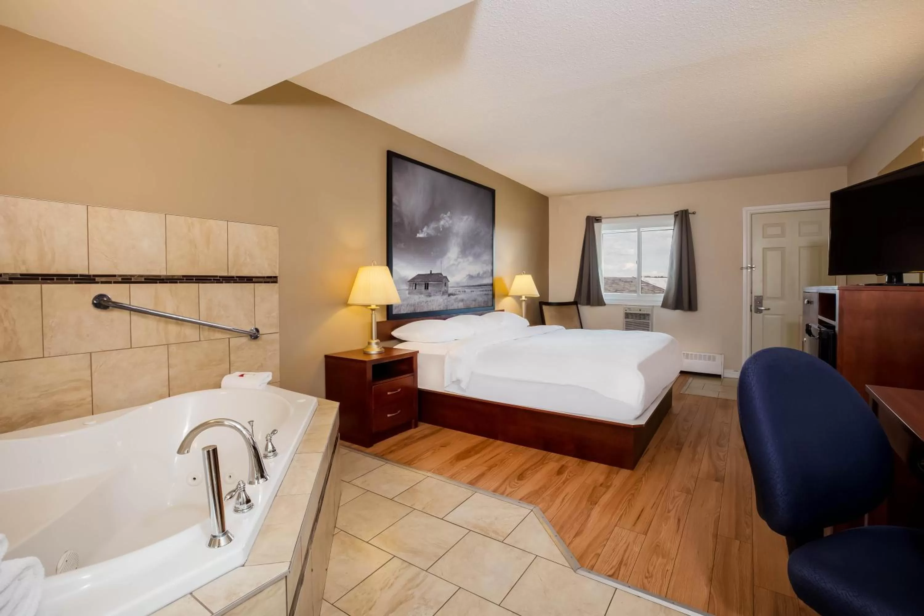 Bedroom, Bed in Super 8 by Wyndham Smoky Lake