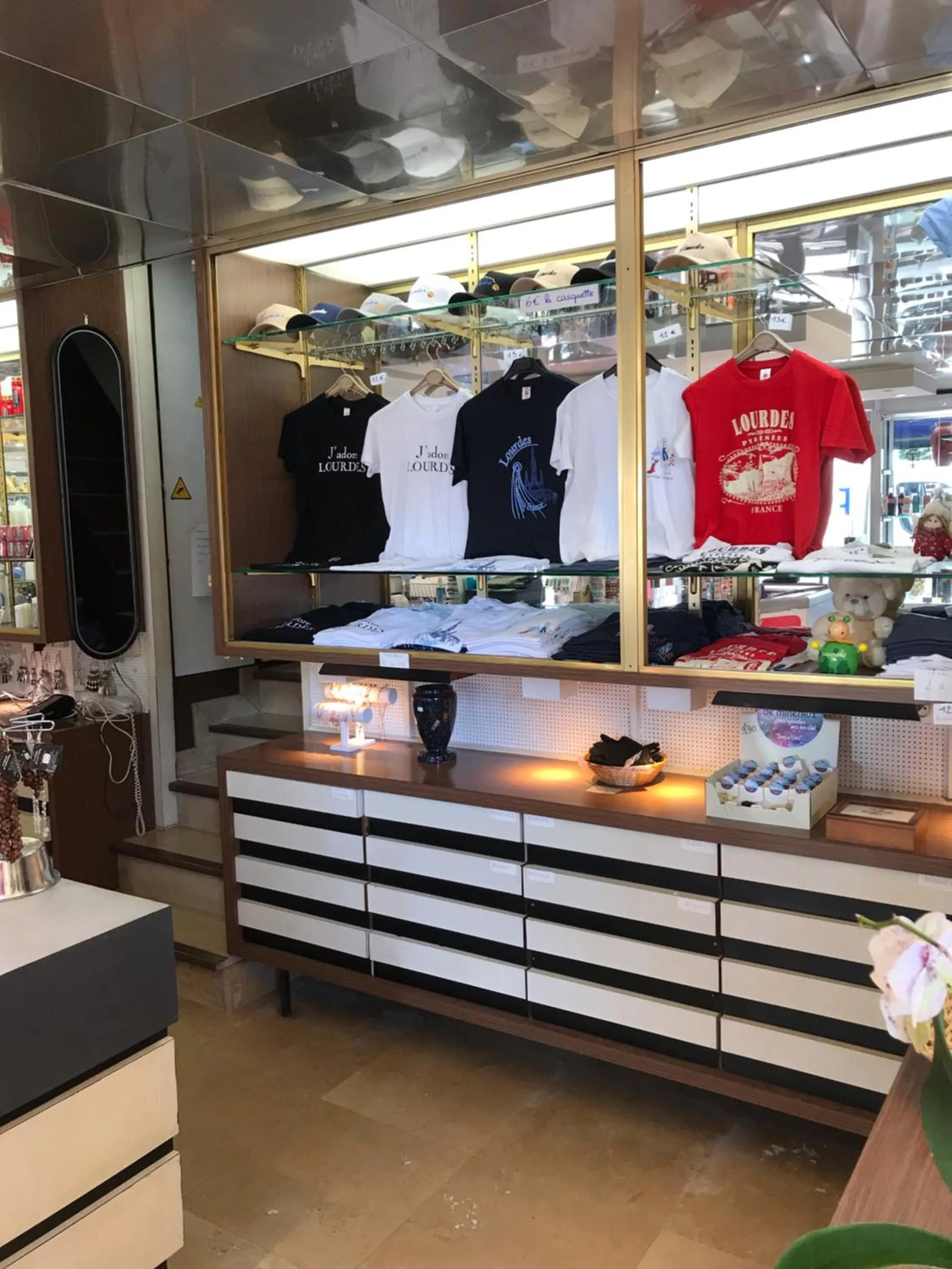 On-site shops in Hôtel Christina Lourdes