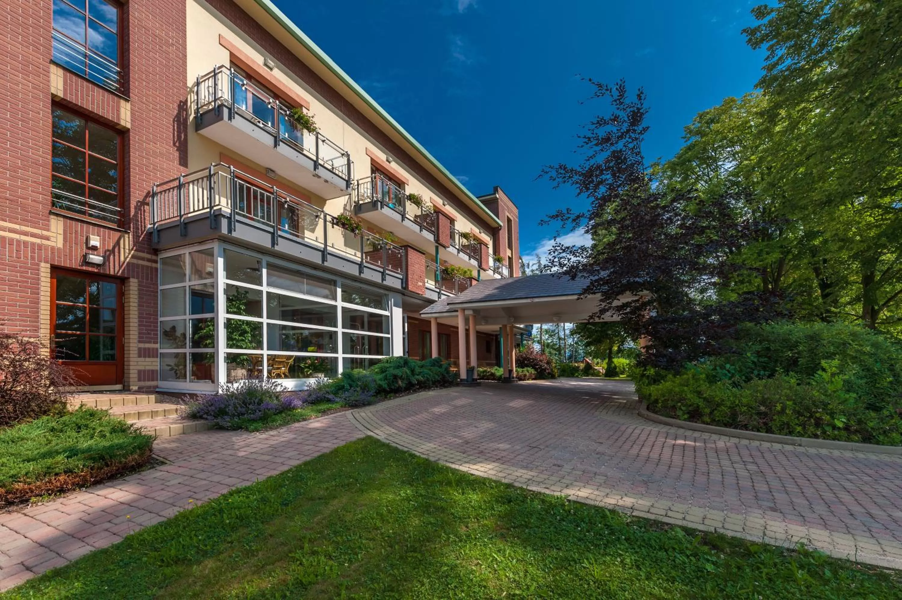 Facade/entrance in April hotel Panorama