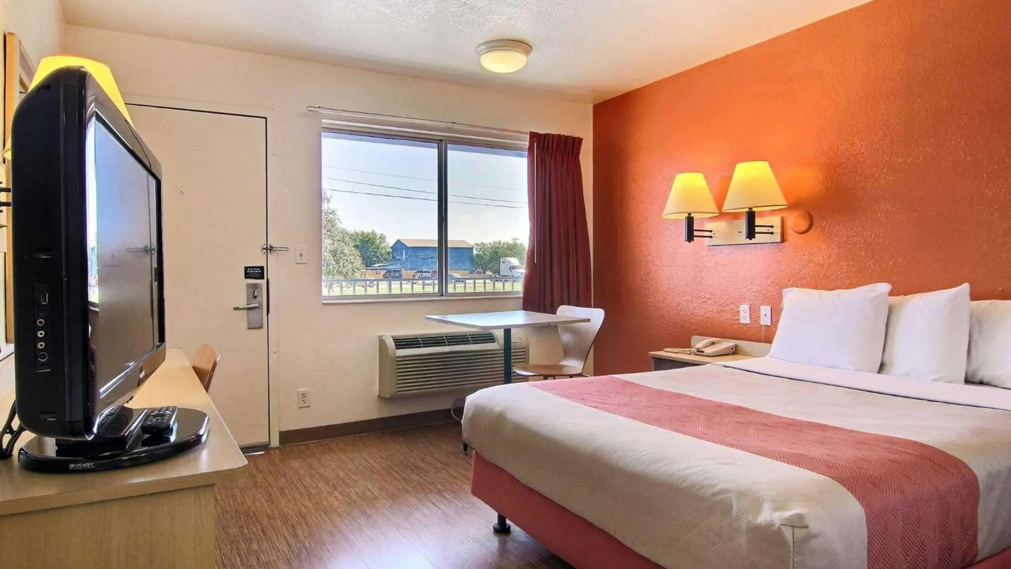 TV and multimedia, Bed in Motel 6-San Angelo, TX