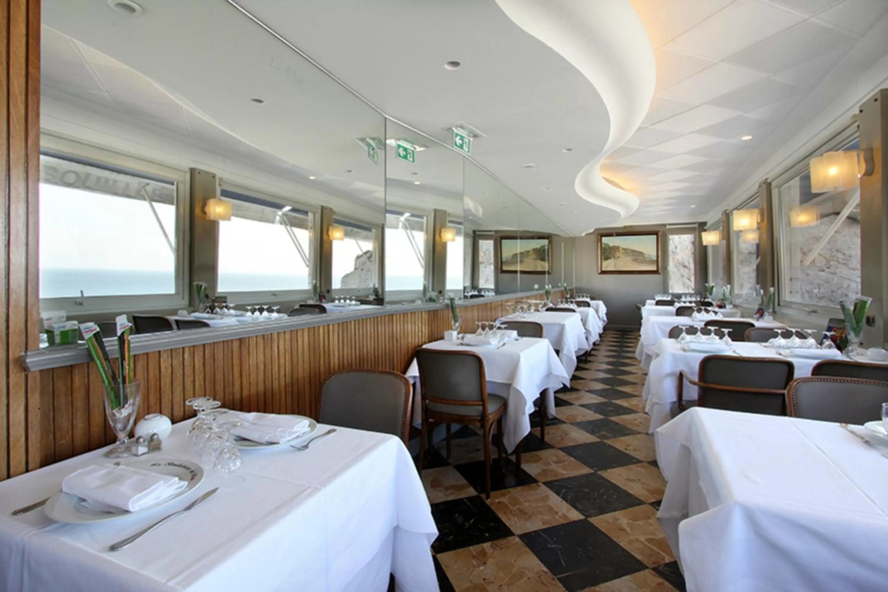 Restaurant/places to eat in Le Rhul