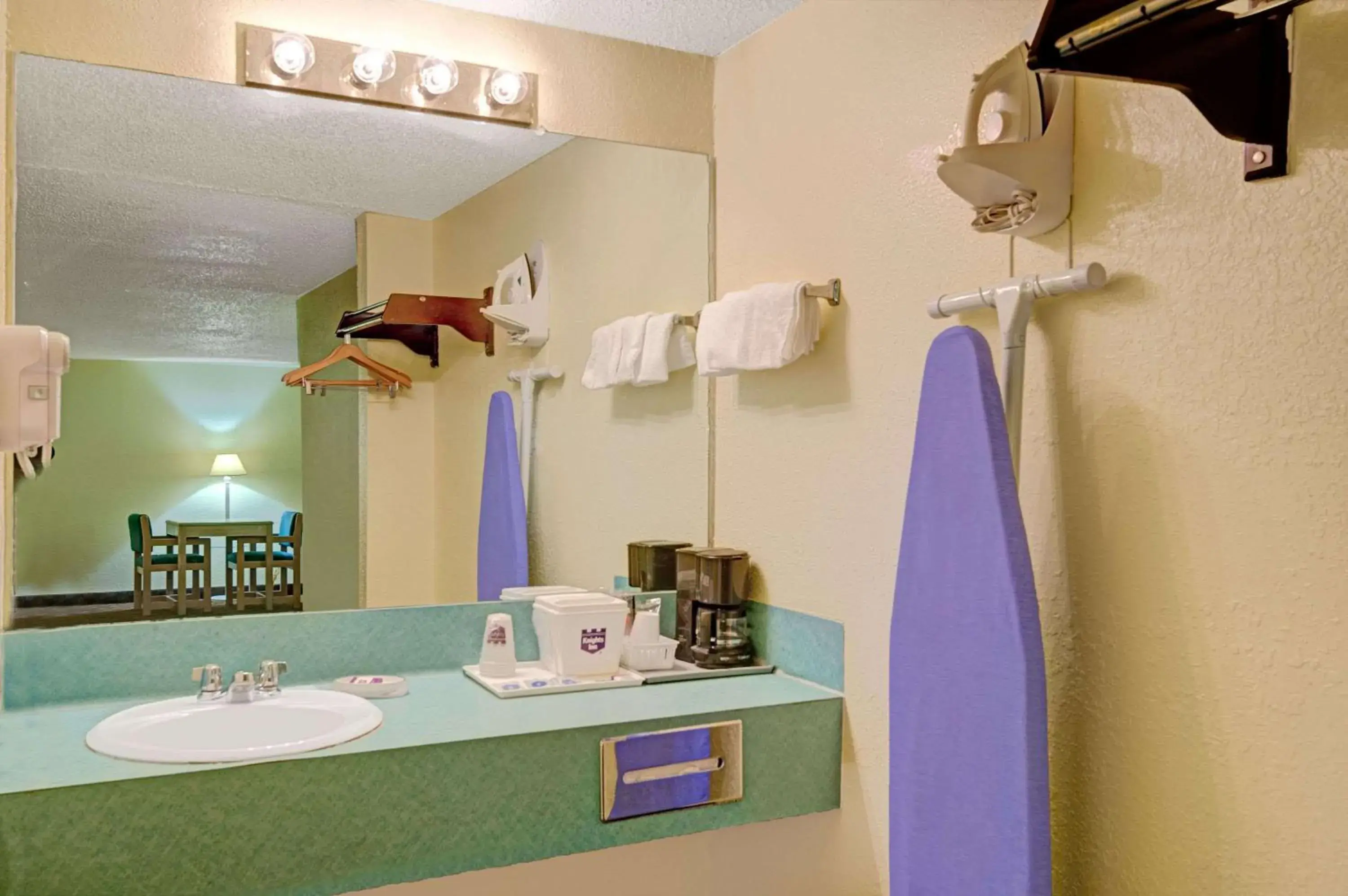 King Room -Smoking in White Rock Inn King Room -Smoking in White Rock Inn