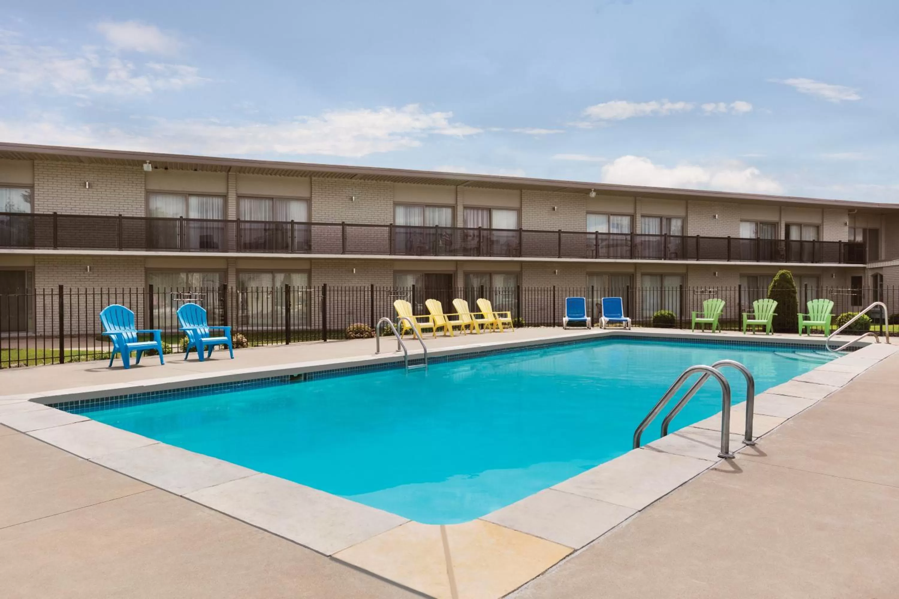 Swimming pool in Days Inn by Wyndham London