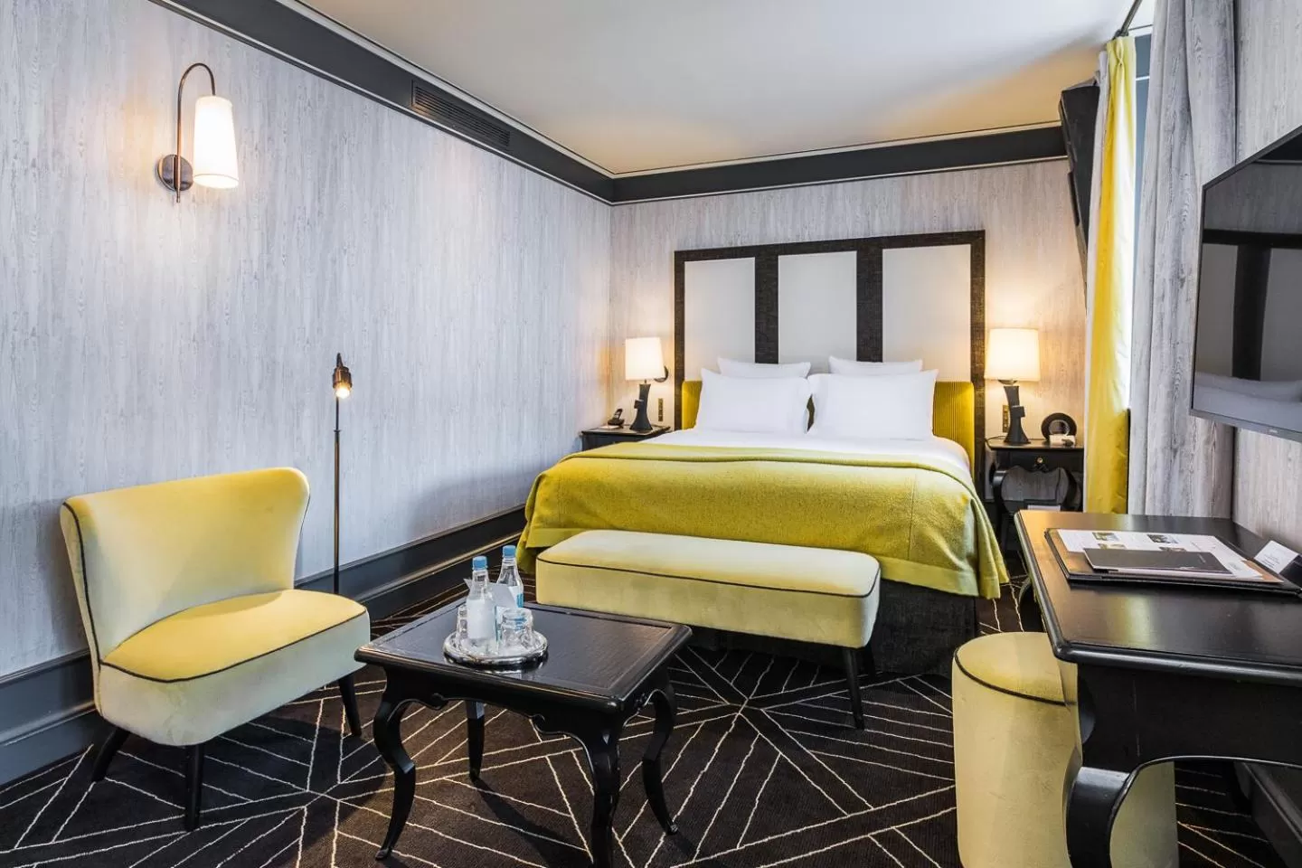 Photo of the whole room, Bed in Le Pavillon de la Reine & Spa, Place des Vosges