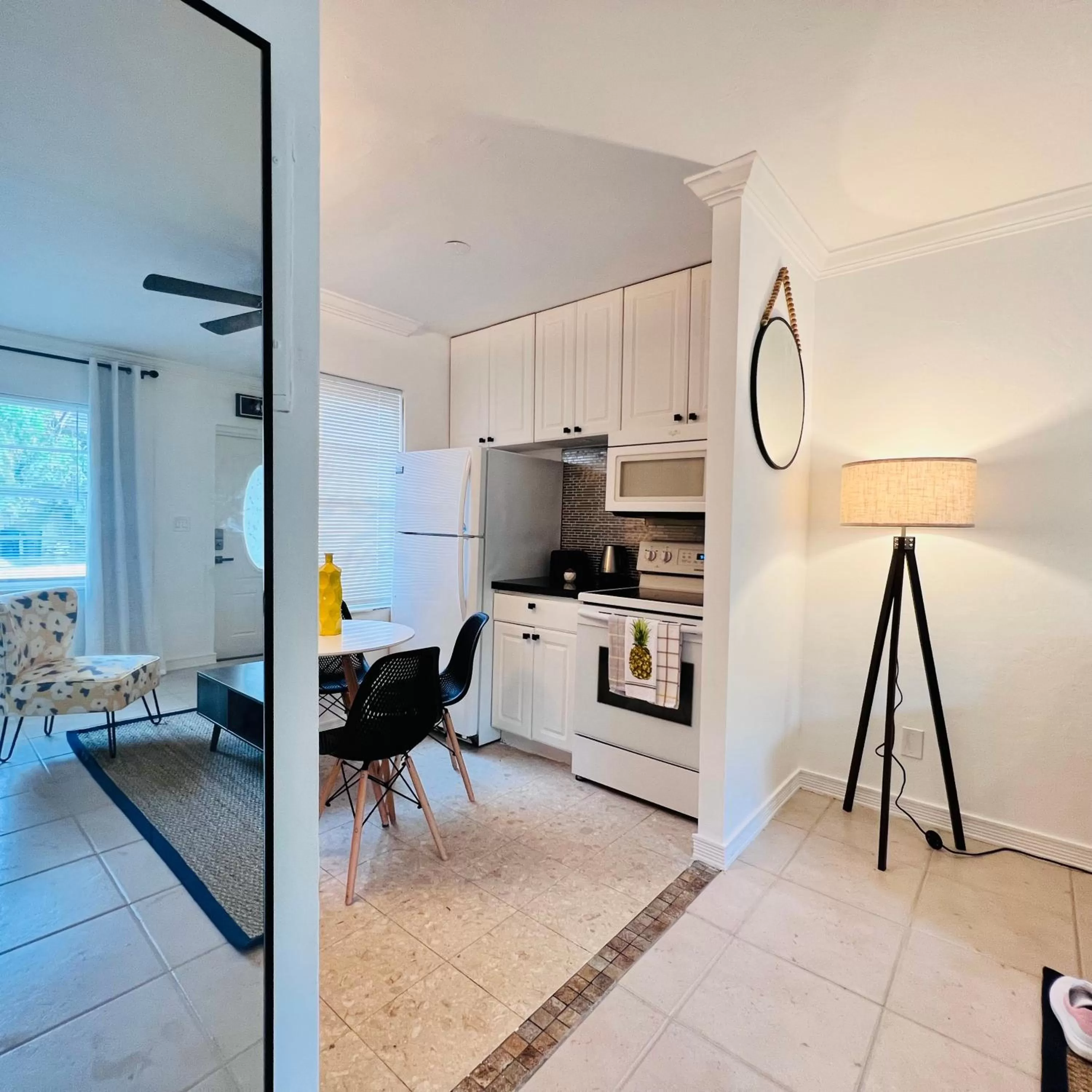 Dining area in CocoBay 2BR Condos Near Beach, Galleria Mall, Wilton Manors, Cruise Port