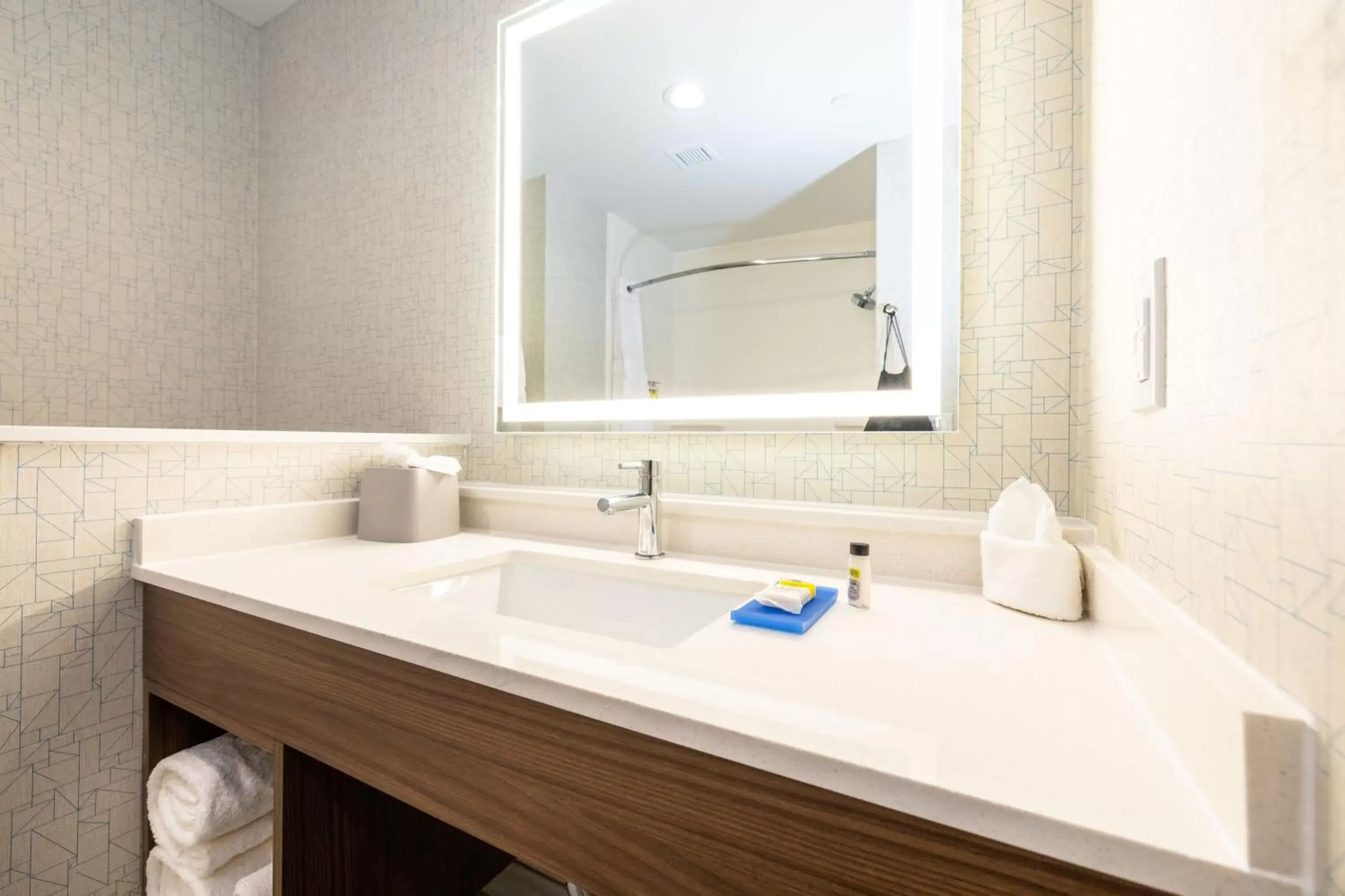 King Suite - Communications Accessible in Holiday Inn Express & Suites - San Jose Silicon Valley by IHG King Suite - Communications Accessible in Holiday Inn Express & Suites - San Jose Silicon Valley by IHG