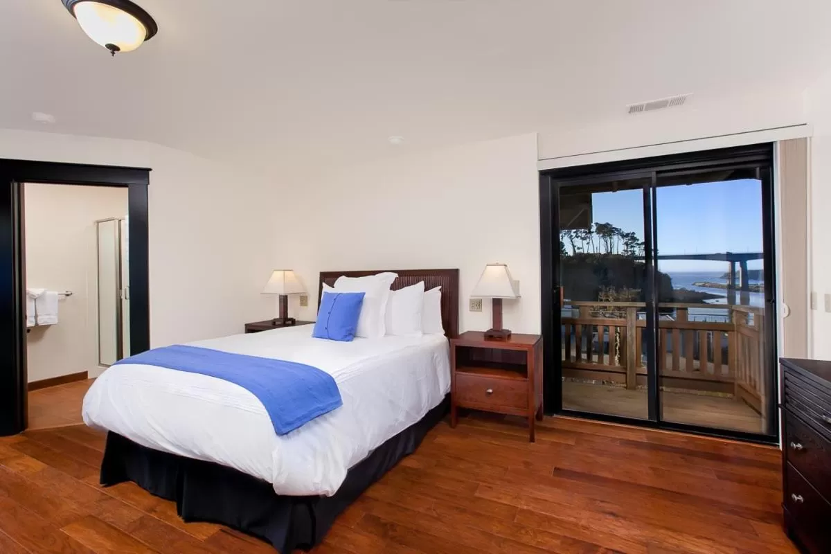 Balcony/Terrace, Bed in Noyo Harbor Inn