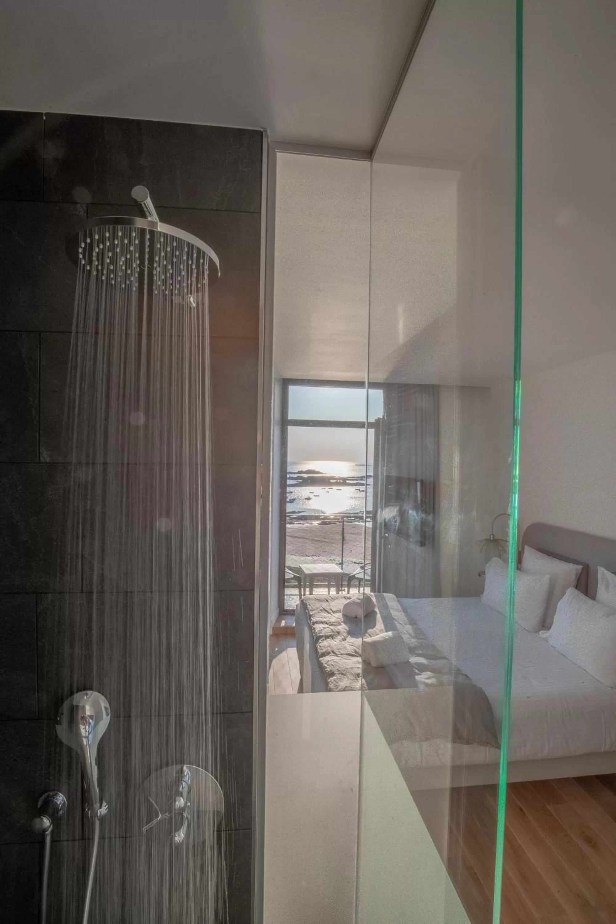 Shower, Bed in Pavillon de la plage