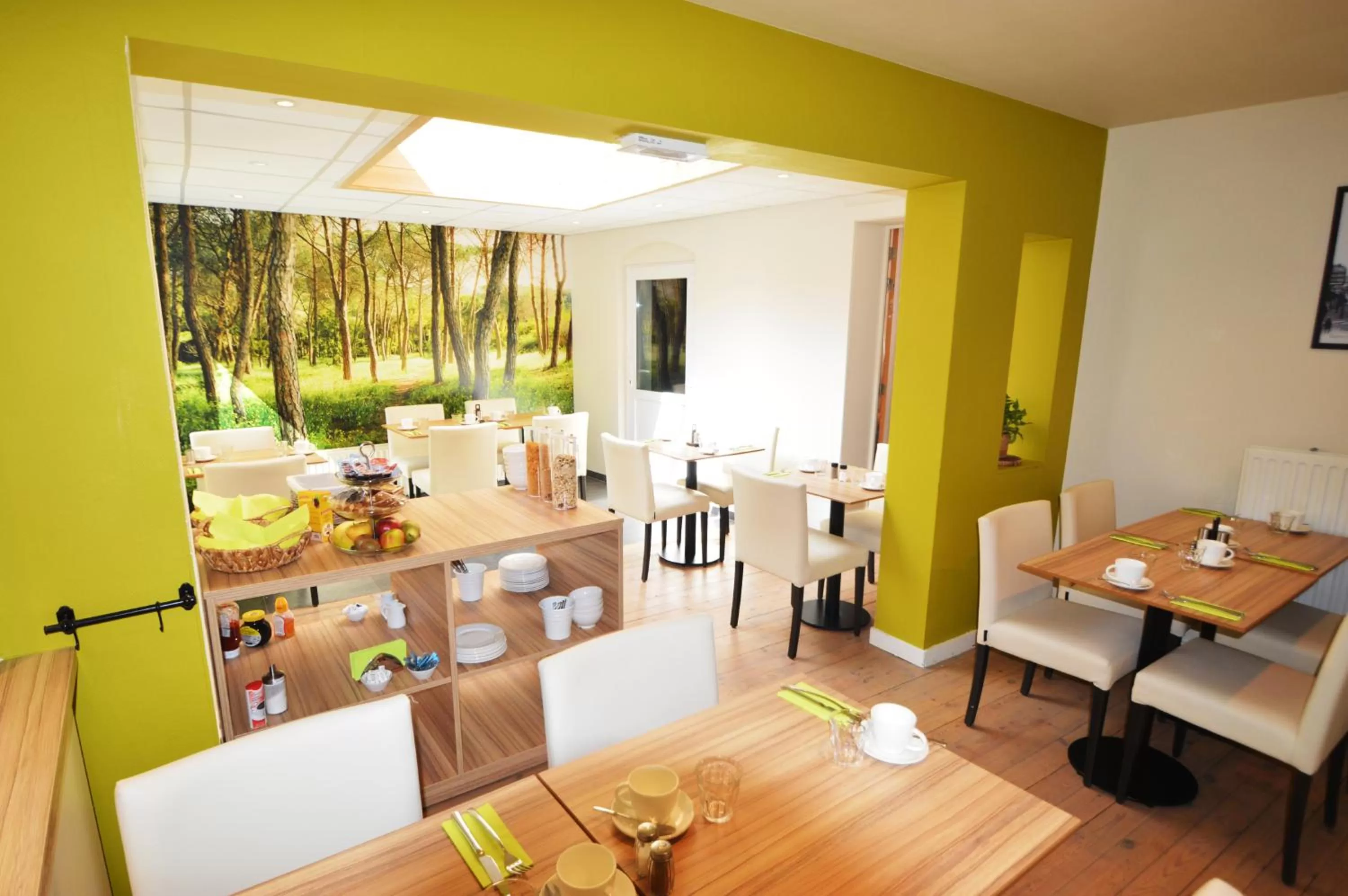 Restaurant/places to eat in Hotel Ambrosia