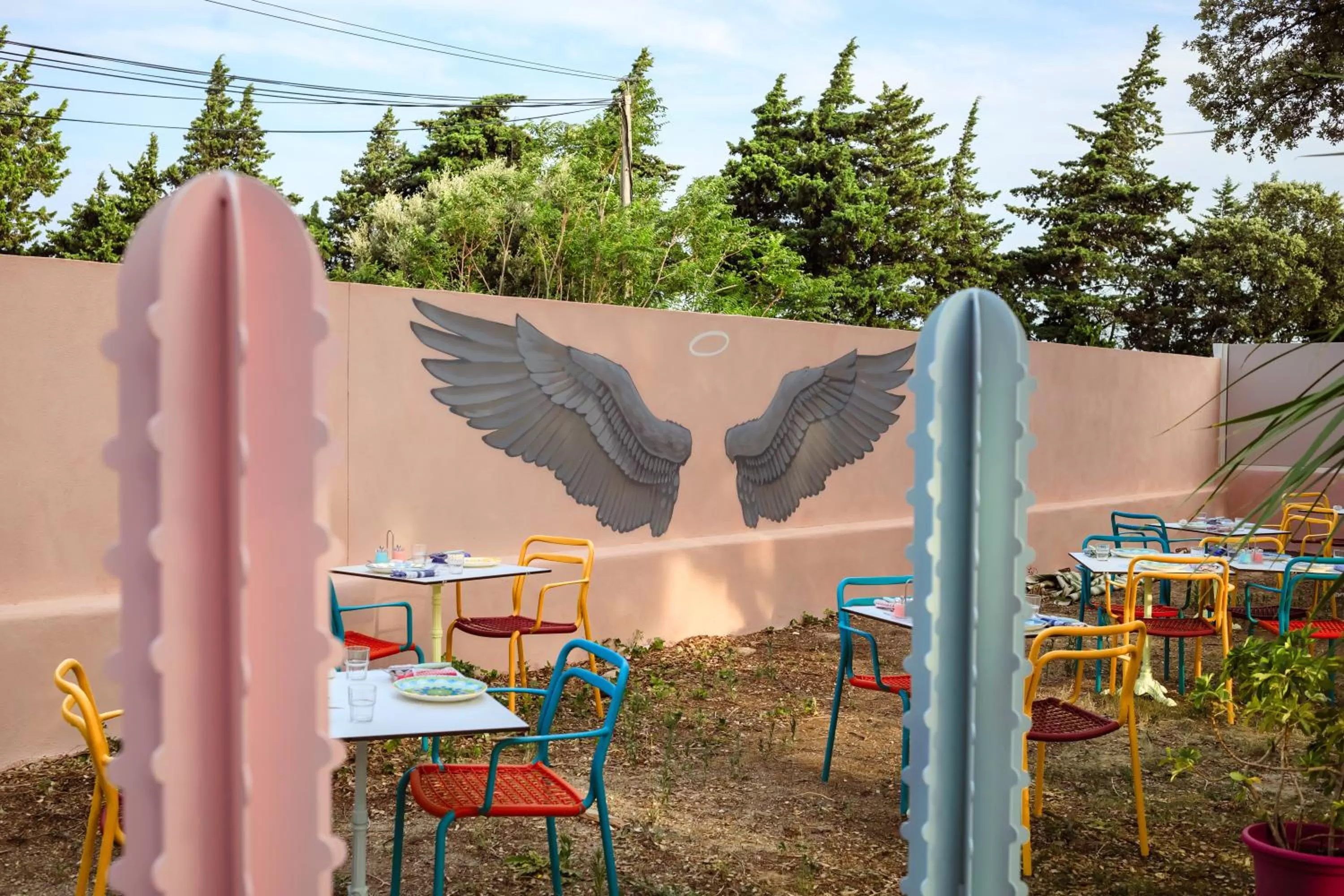 Patio in greet hôtel Pont du Gard - Route d'Avignon