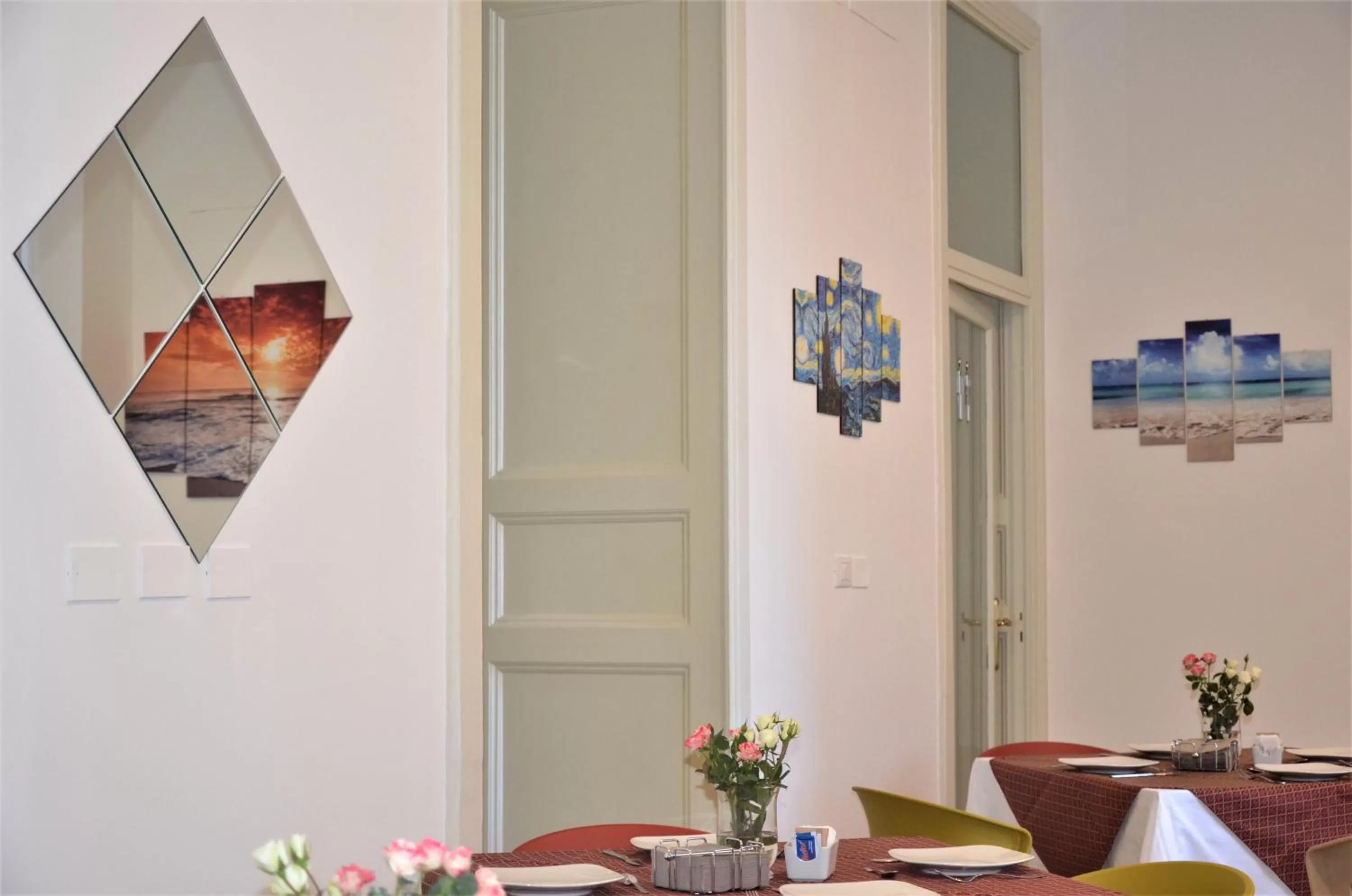 Communal lounge/ TV room in Moonlight Hotel&Suites