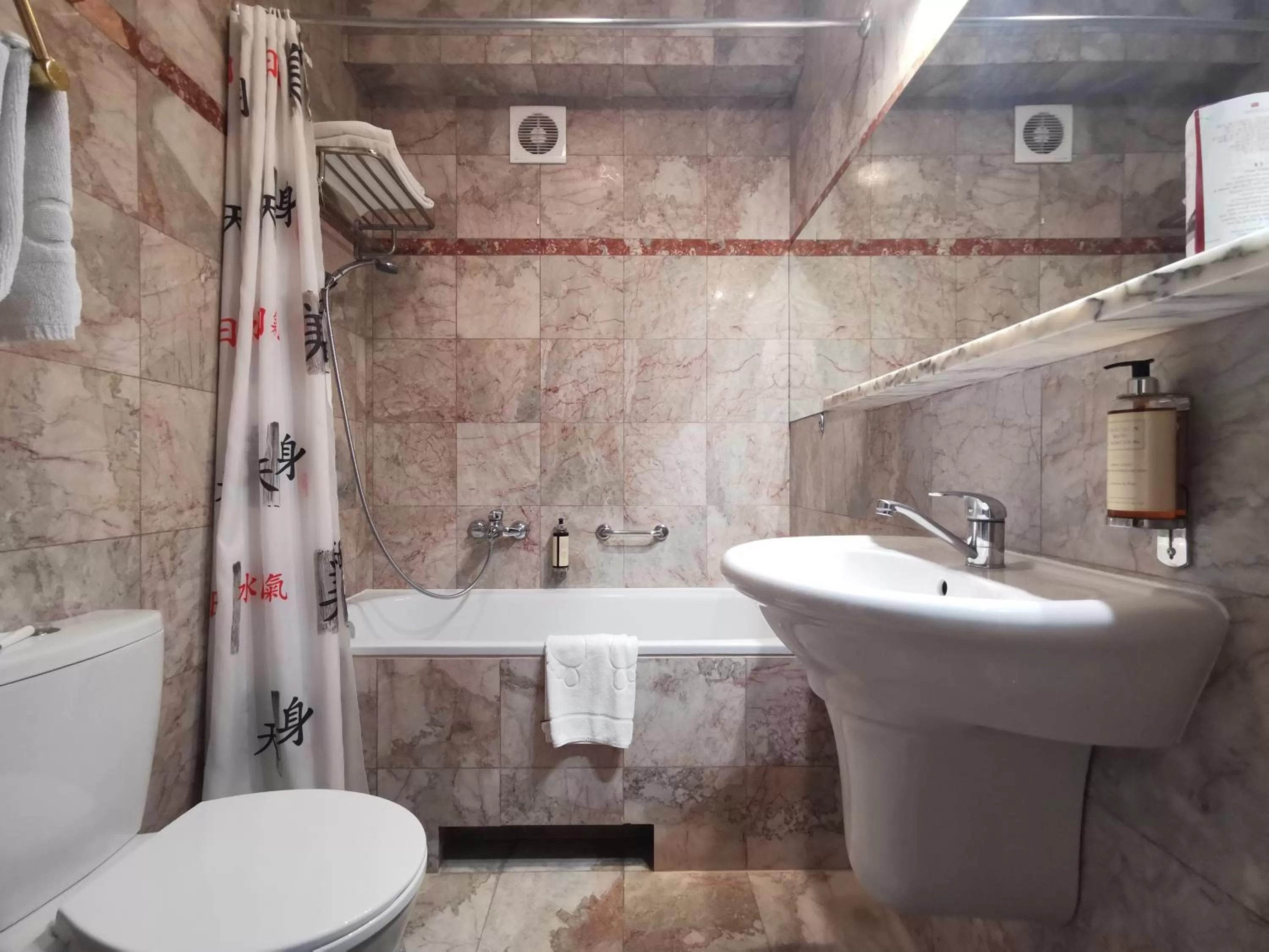 Bathroom in Hotel Zhong Hua