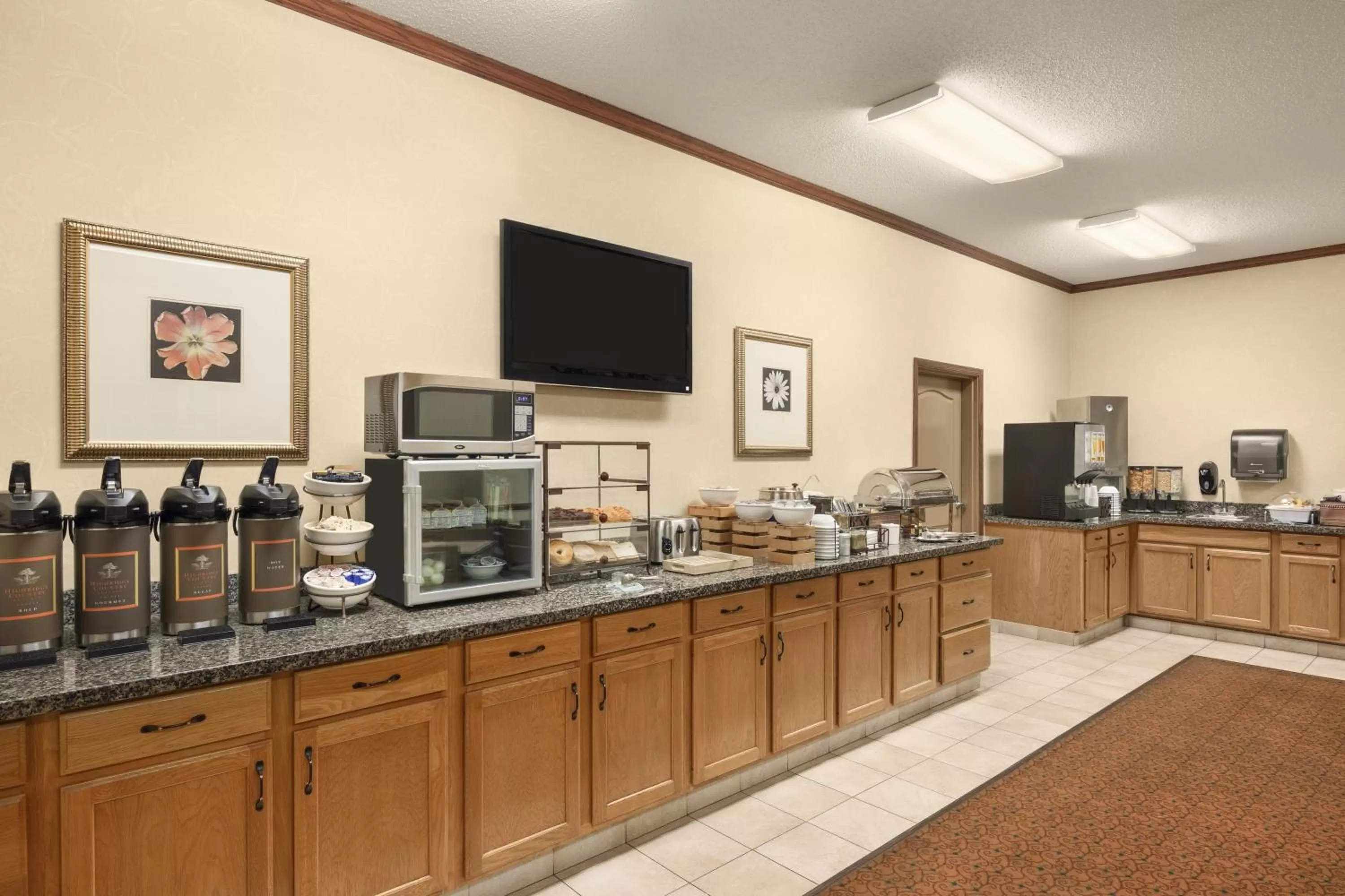 Buffet breakfast in Country Inn & Suites by Radisson, Sioux Falls
