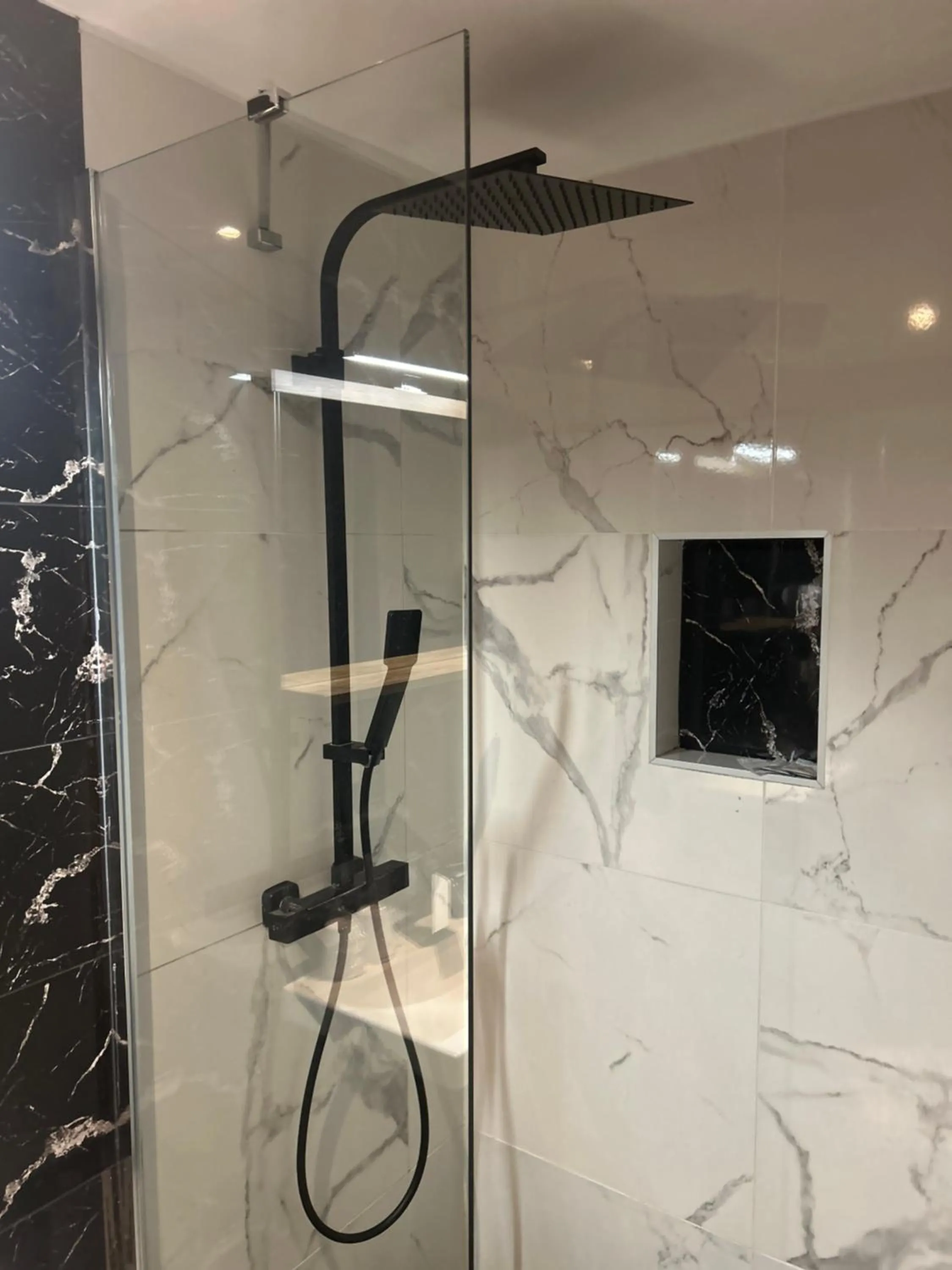 Shower in Hôtel Restaurant Clément ADER