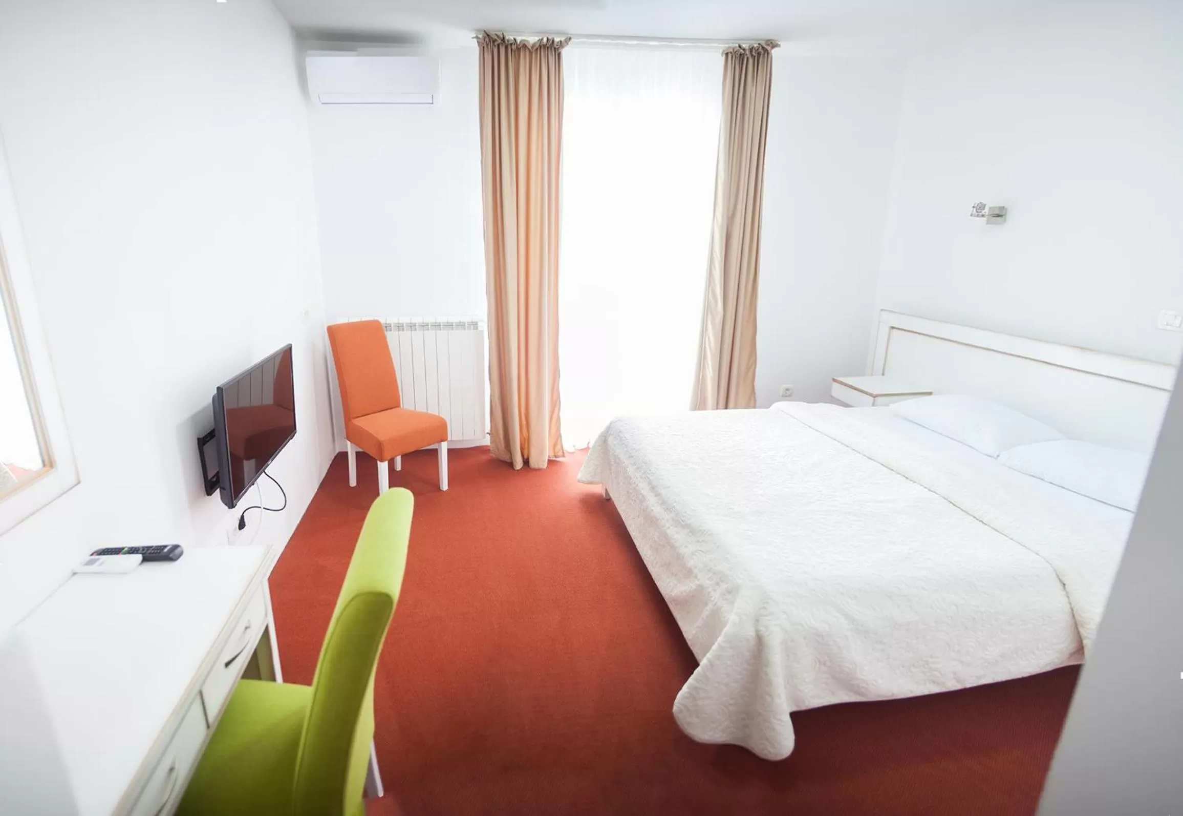 TV and multimedia, Bed in Hotel Serdar