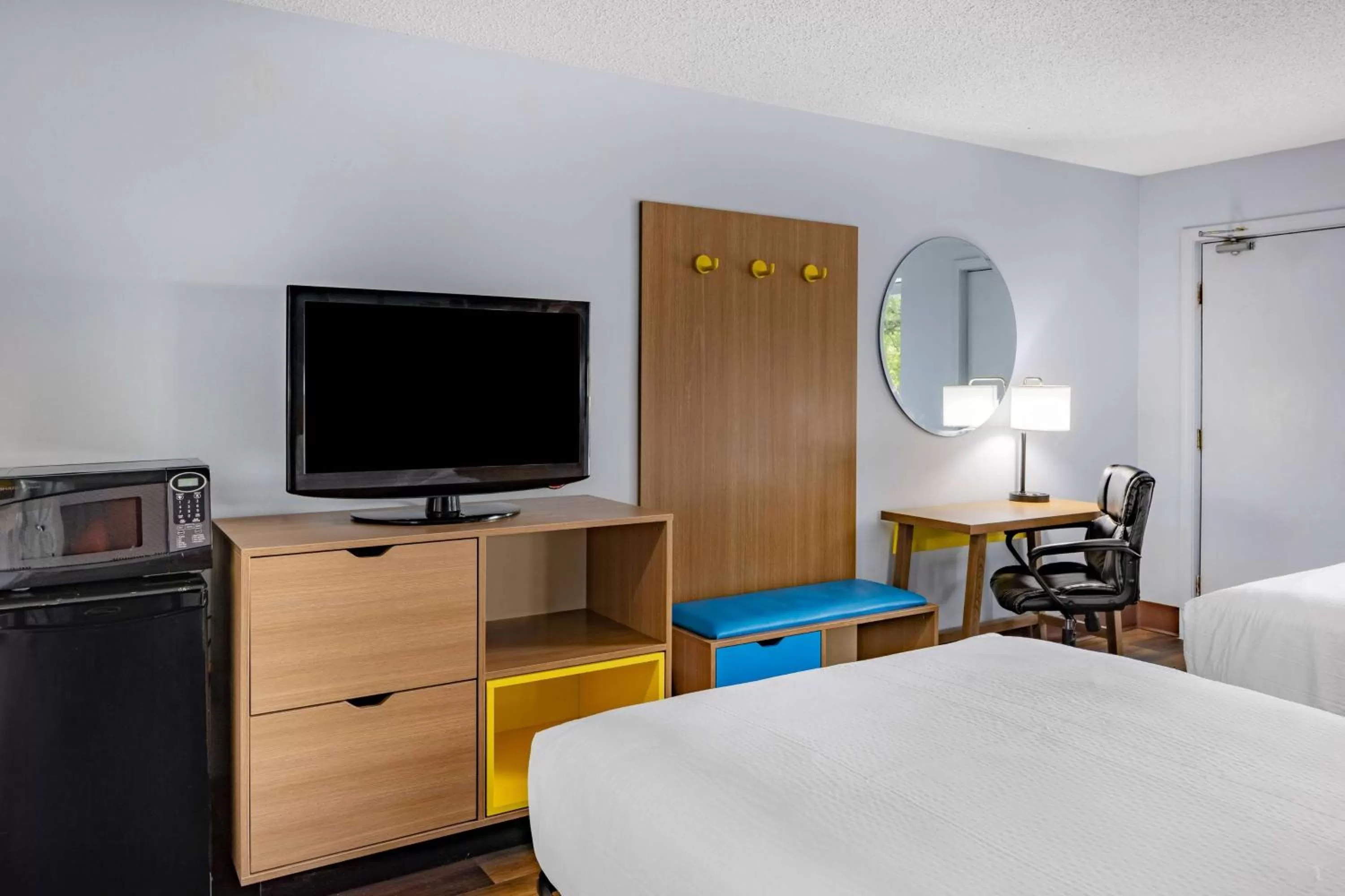 Photo of the whole room, Bed in Days Inn by Wyndham Pensacola I-10