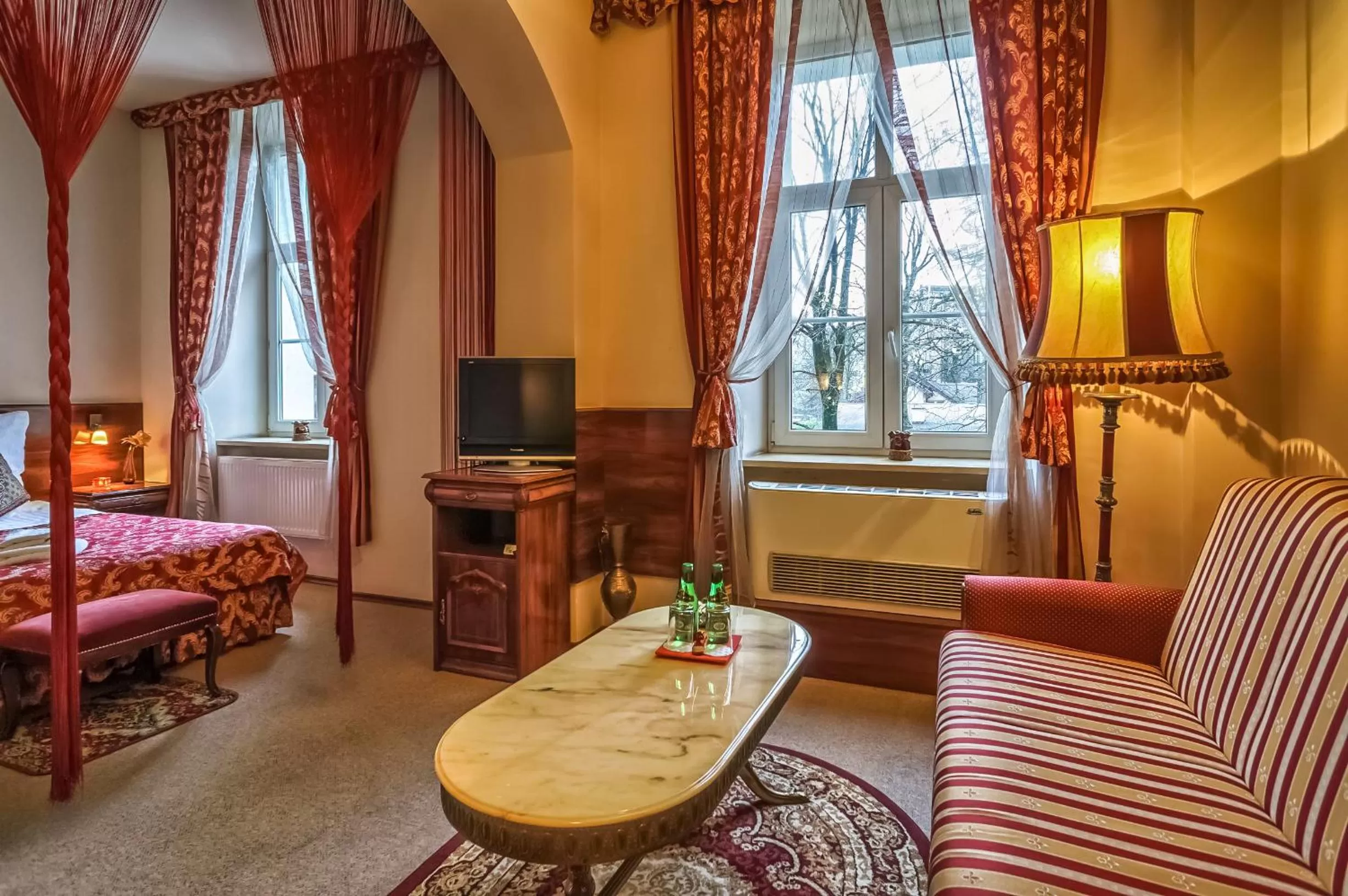 Photo of the whole room, Seating Area in Old Time Hotel