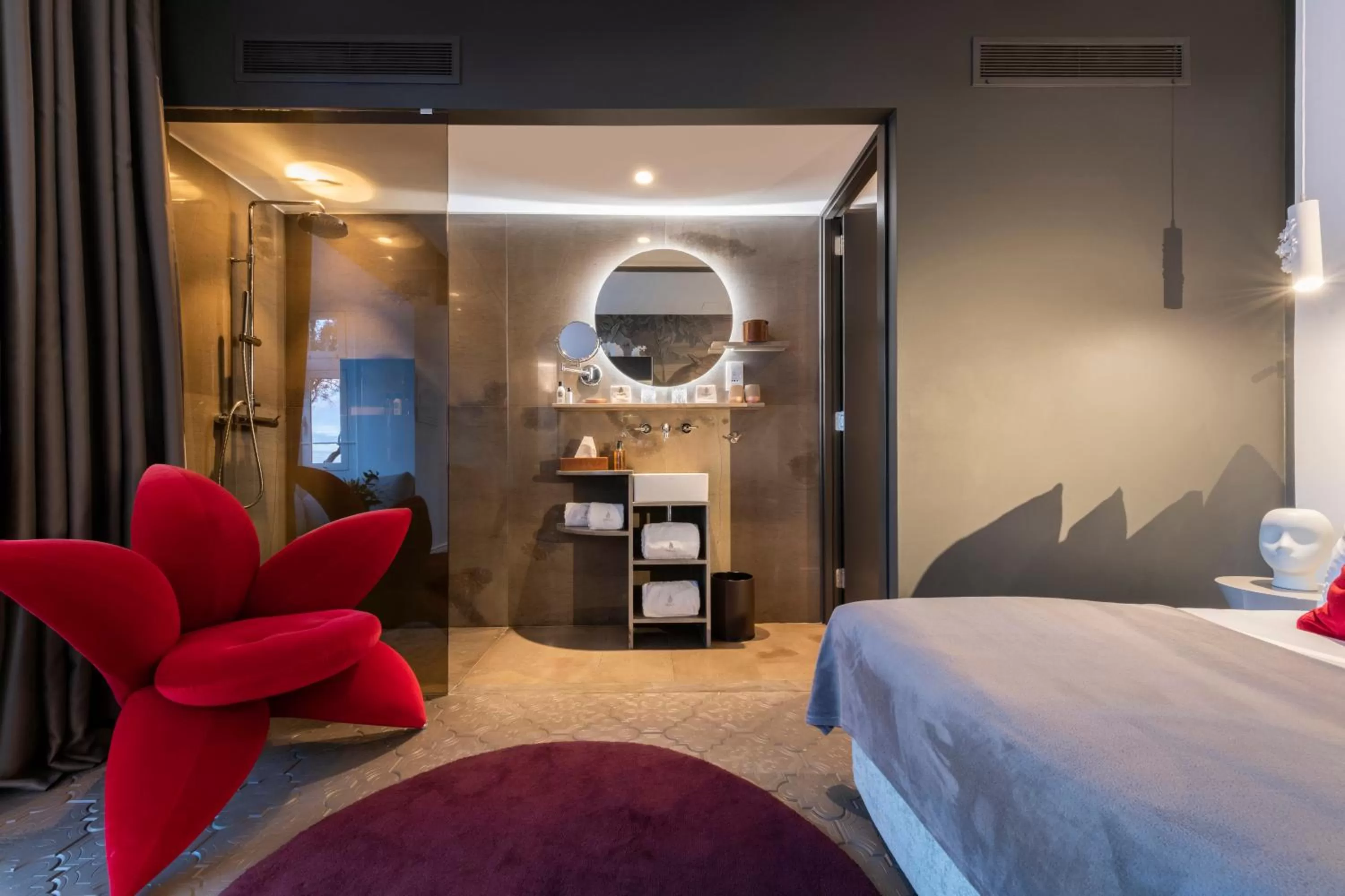 Photo of the whole room, Bed in Iniala Harbour House