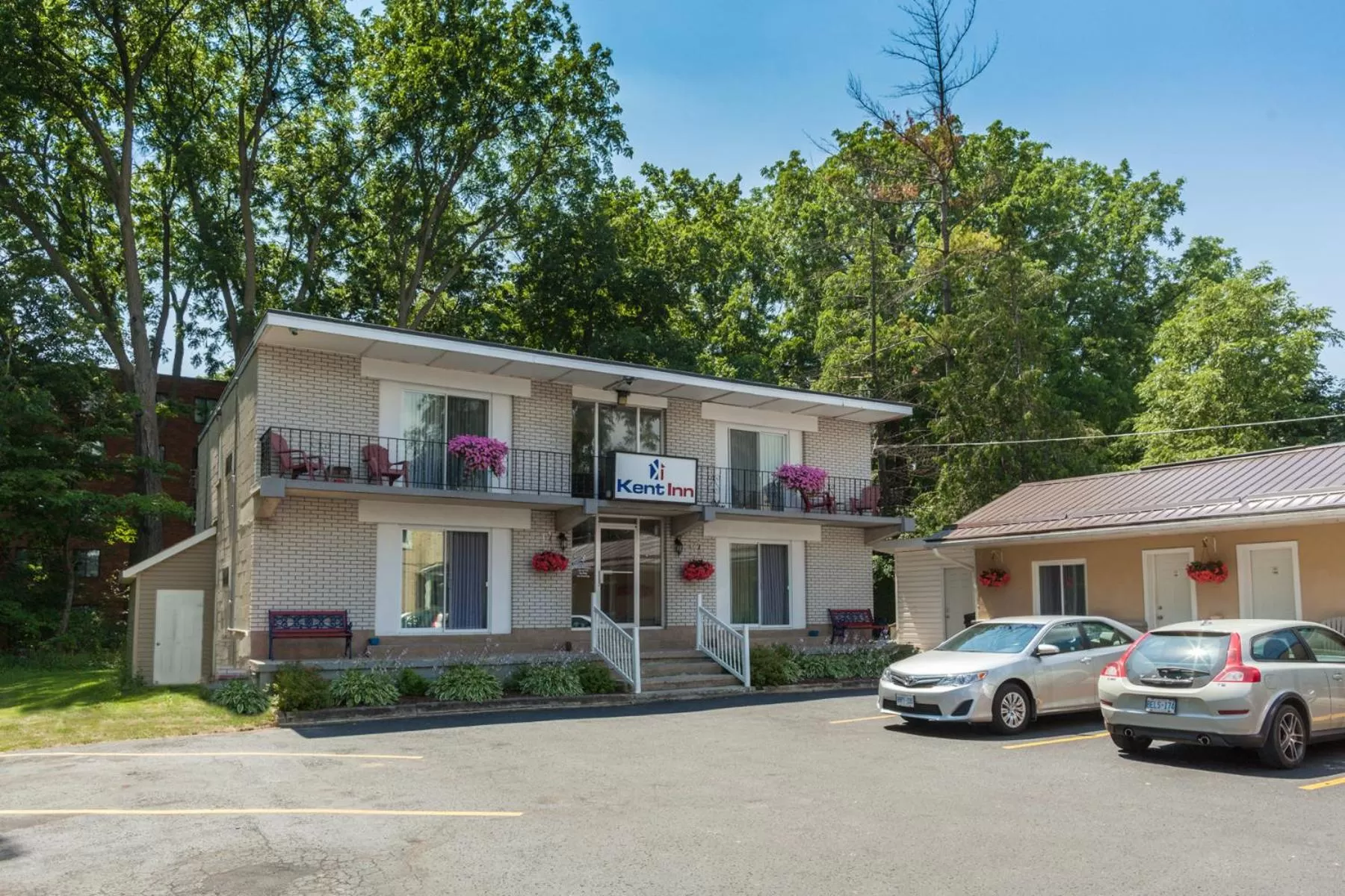 Facade/entrance in Kent Inn