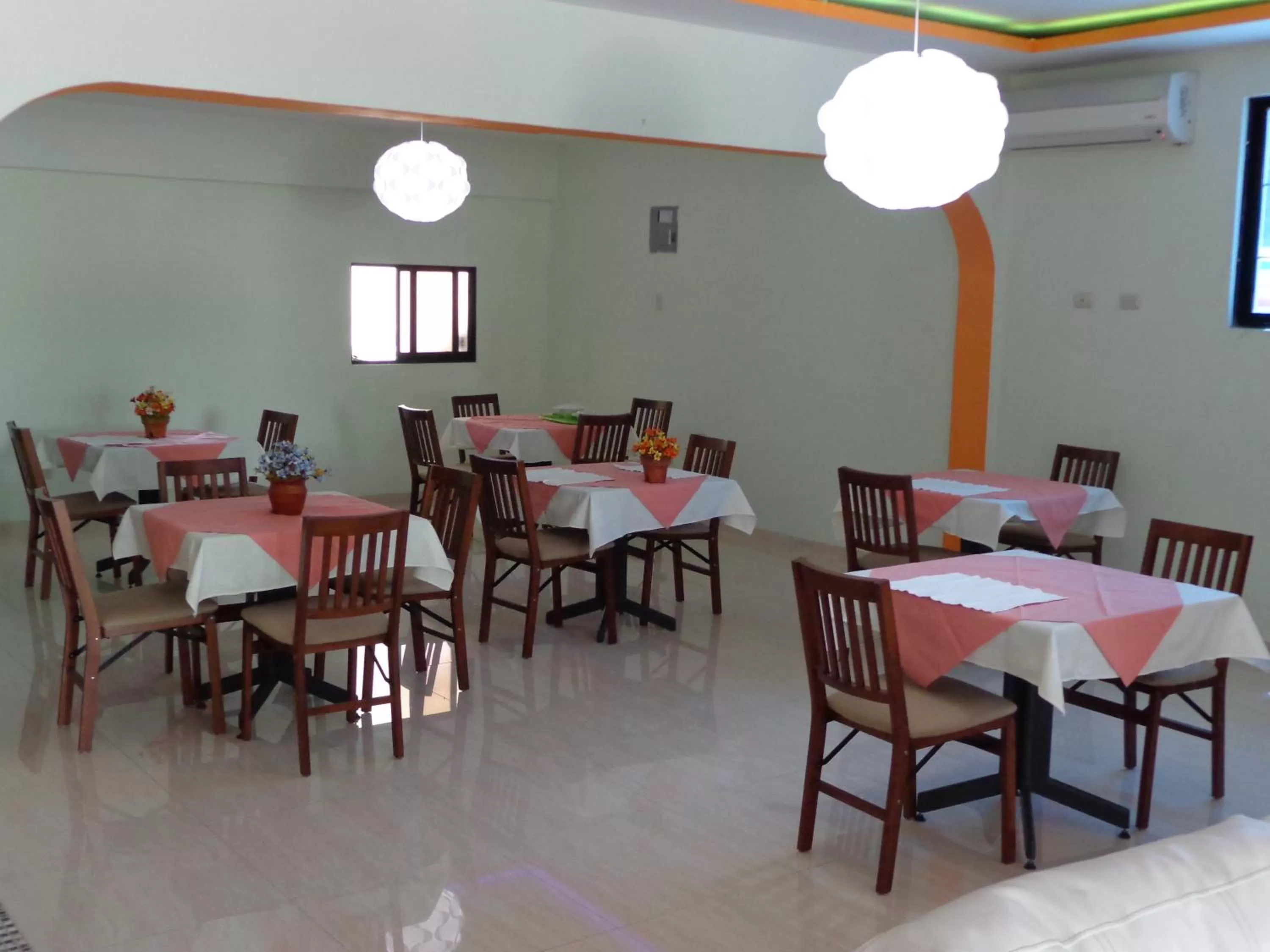 Restaurant/places to eat in Hotel Renacer