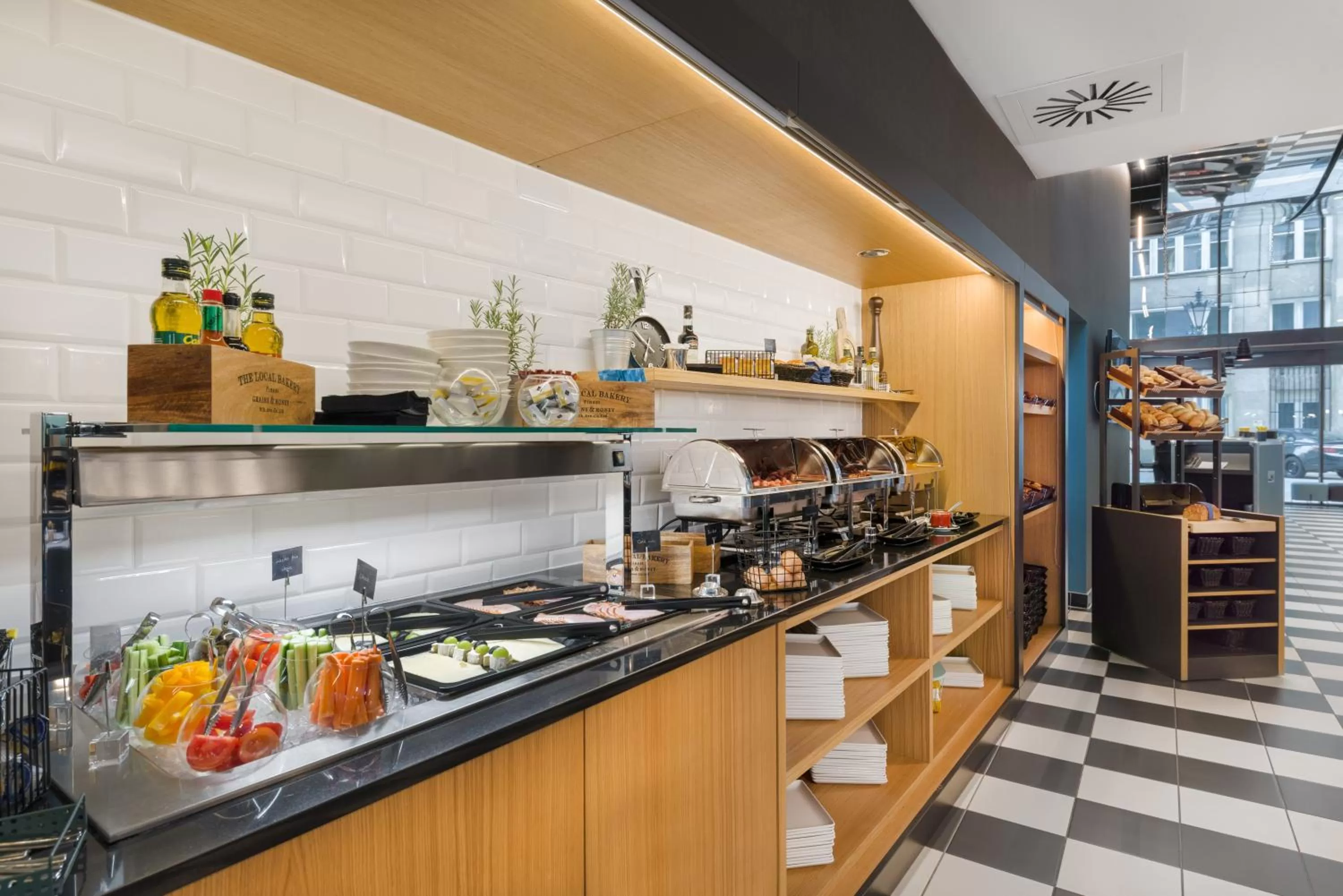 Restaurant/places to eat in D8 Hotel