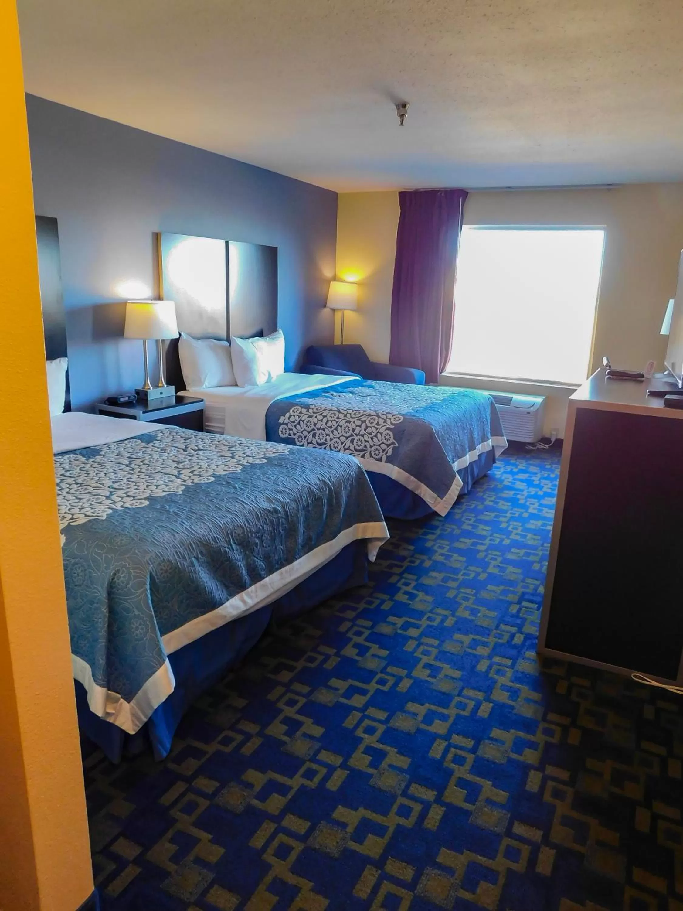 Bed in Days Inn & Suites by Wyndham Pocahontas