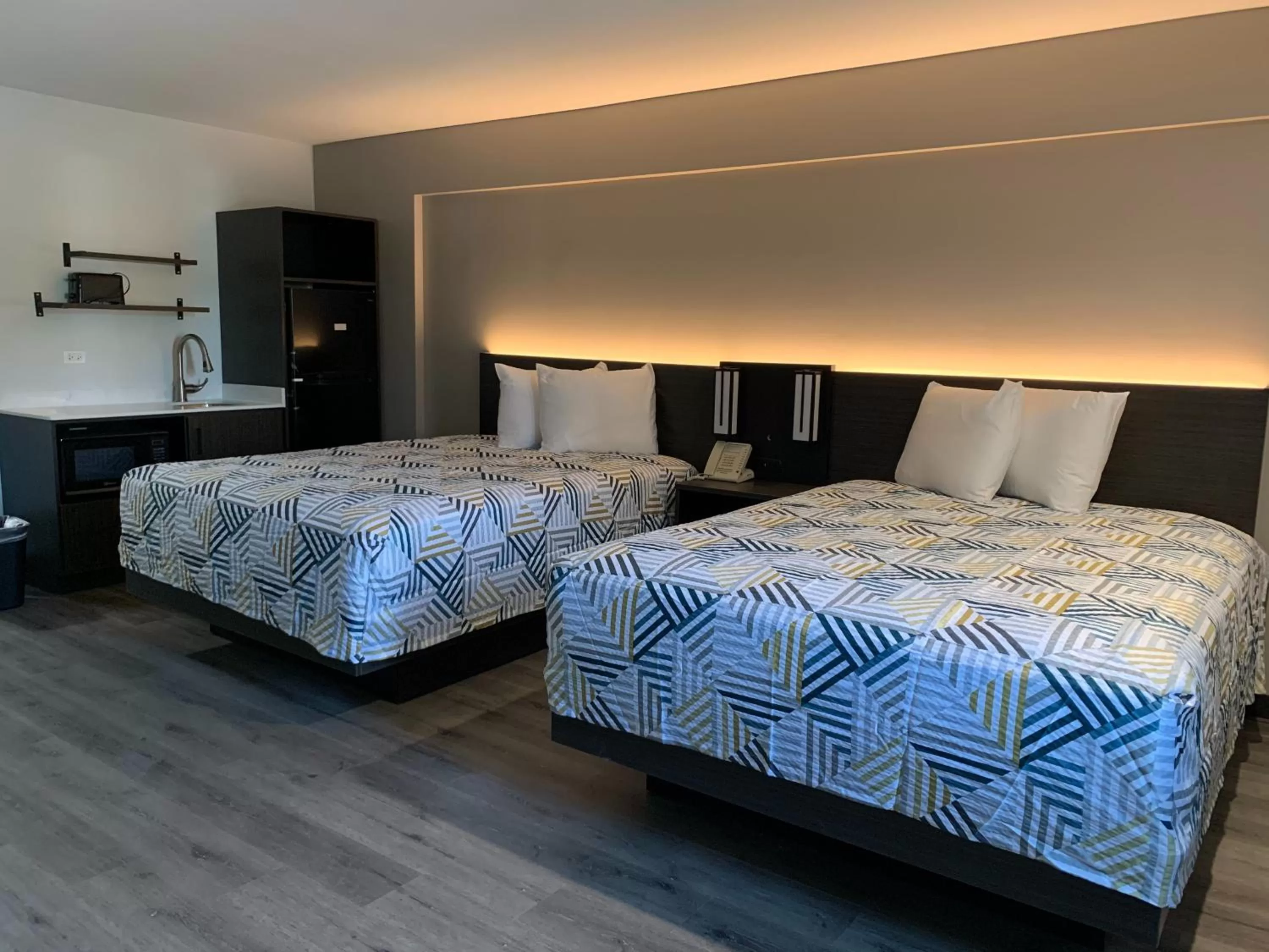 Bedroom, Bed in Studio 6 Rockford