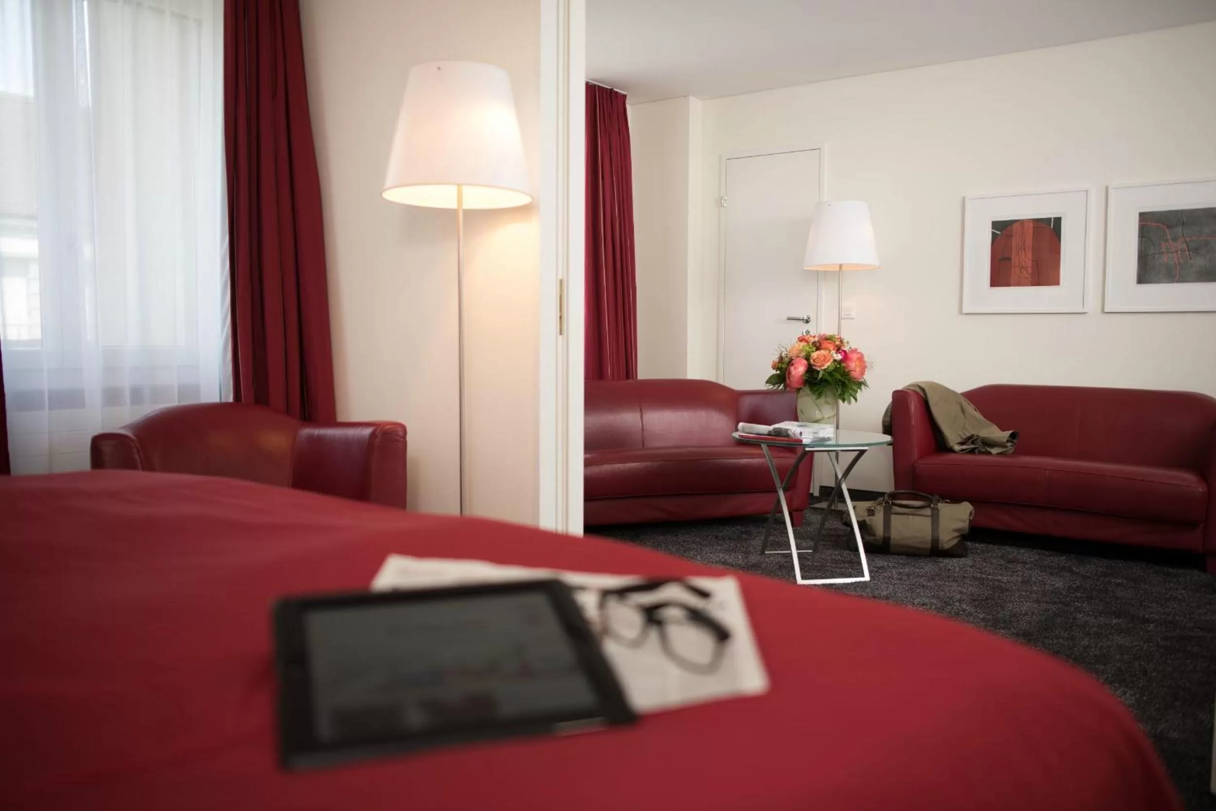 Living room, Bed in Hotel Glockenhof Zürich