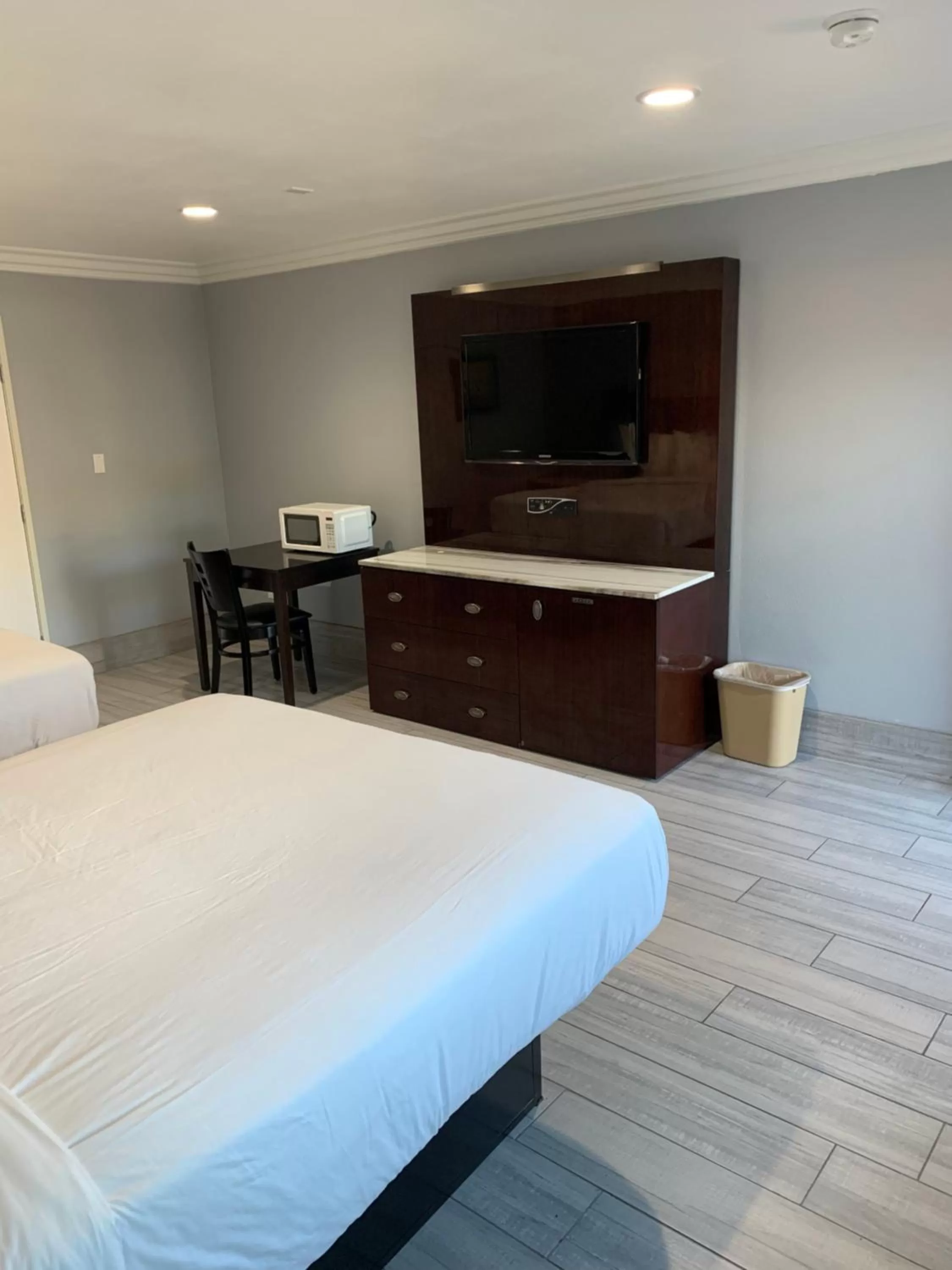 Communal lounge/ TV room in Willow Tree Inn & Suites