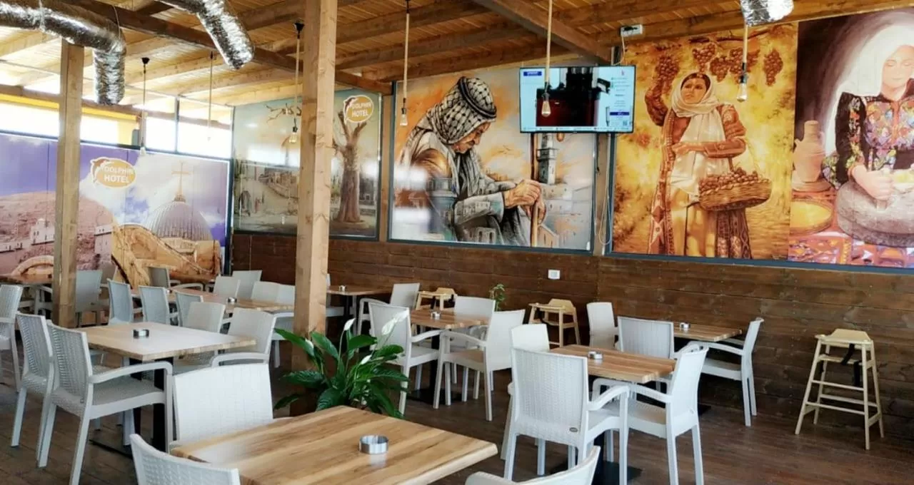 Restaurant/Places to Eat in Dolphin Suites