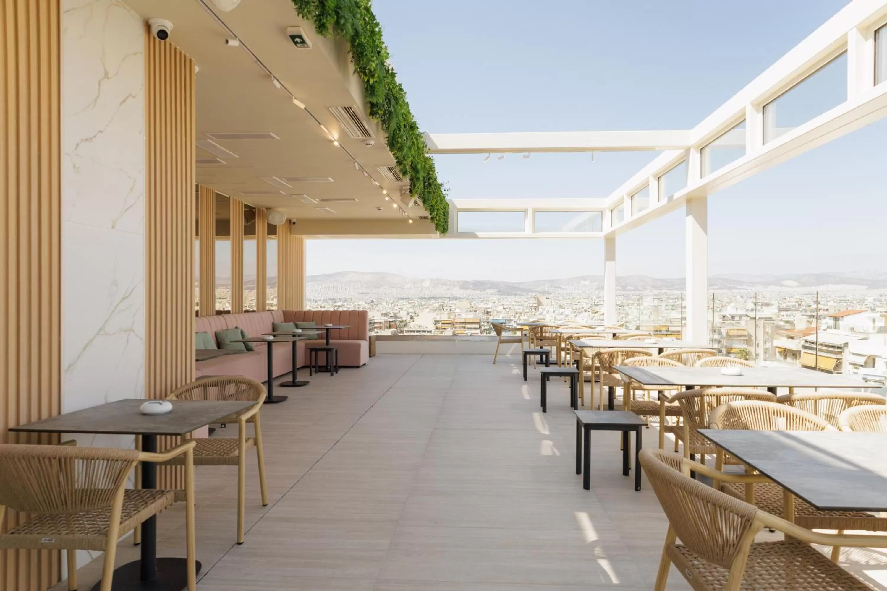 Restaurant/Places to Eat in LUX&EASY Signature Syngrou 234